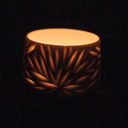 Porcelain luminary with carvings - Image 3