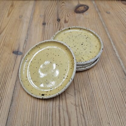 Spotted saucer/plate with yellow