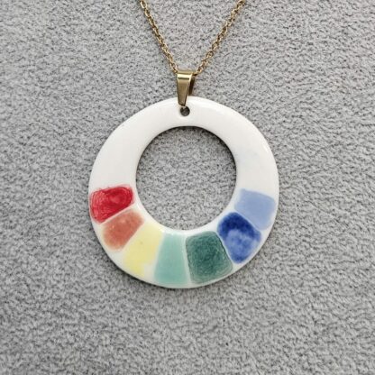 Round openwork rainbow necklace