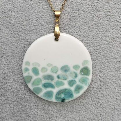 Round necklace with prearlescent scales