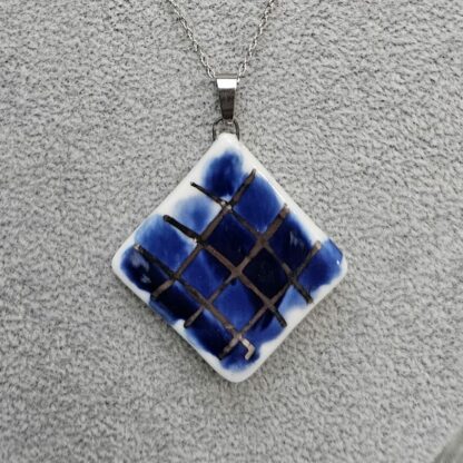 Square checked necklace with white gold