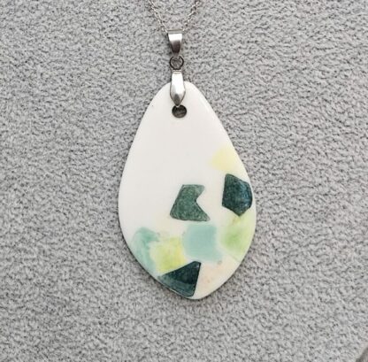 Kite-shaped confetti necklace