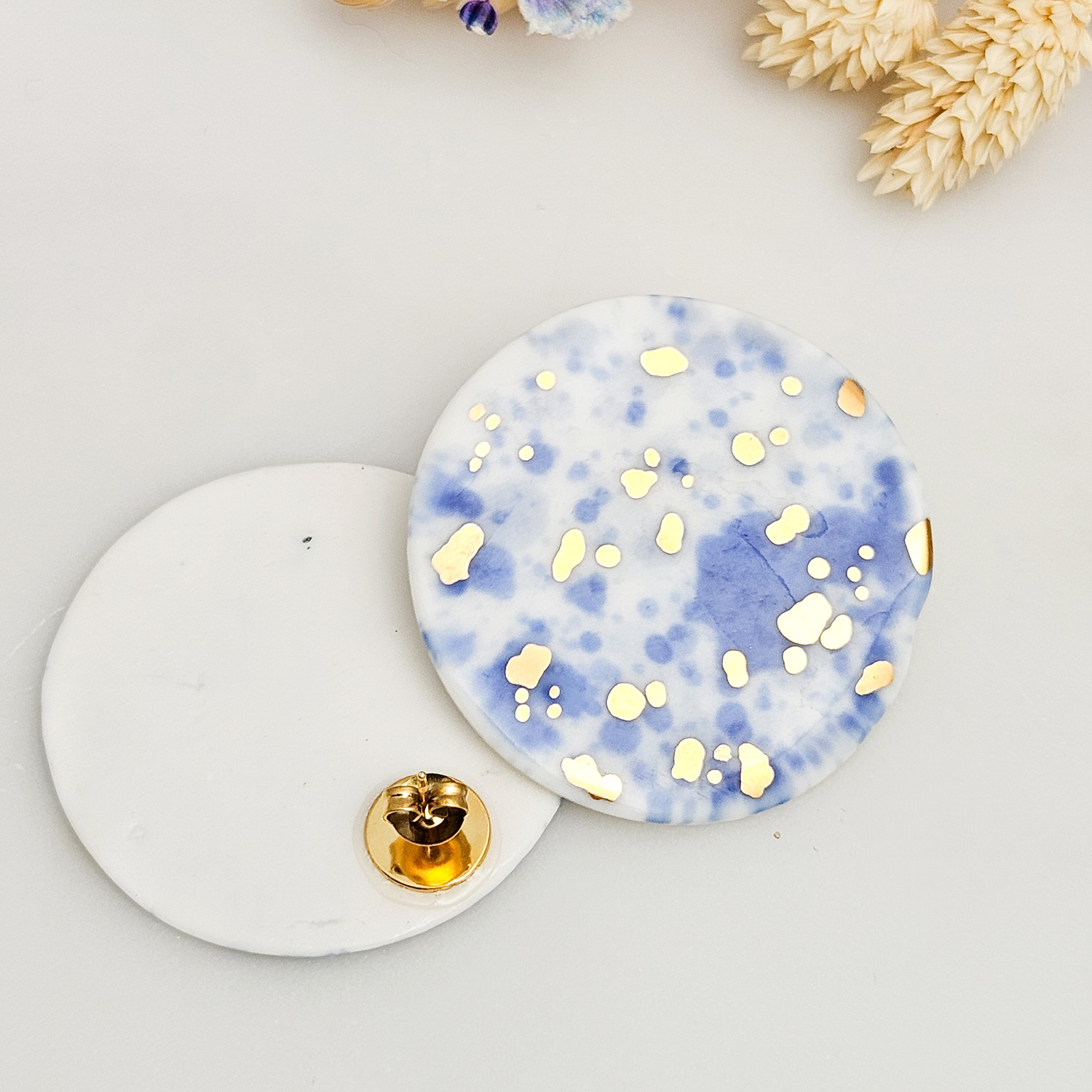 Round porcelain stick-earrings - blue splash speckles with gold - obrazek 3