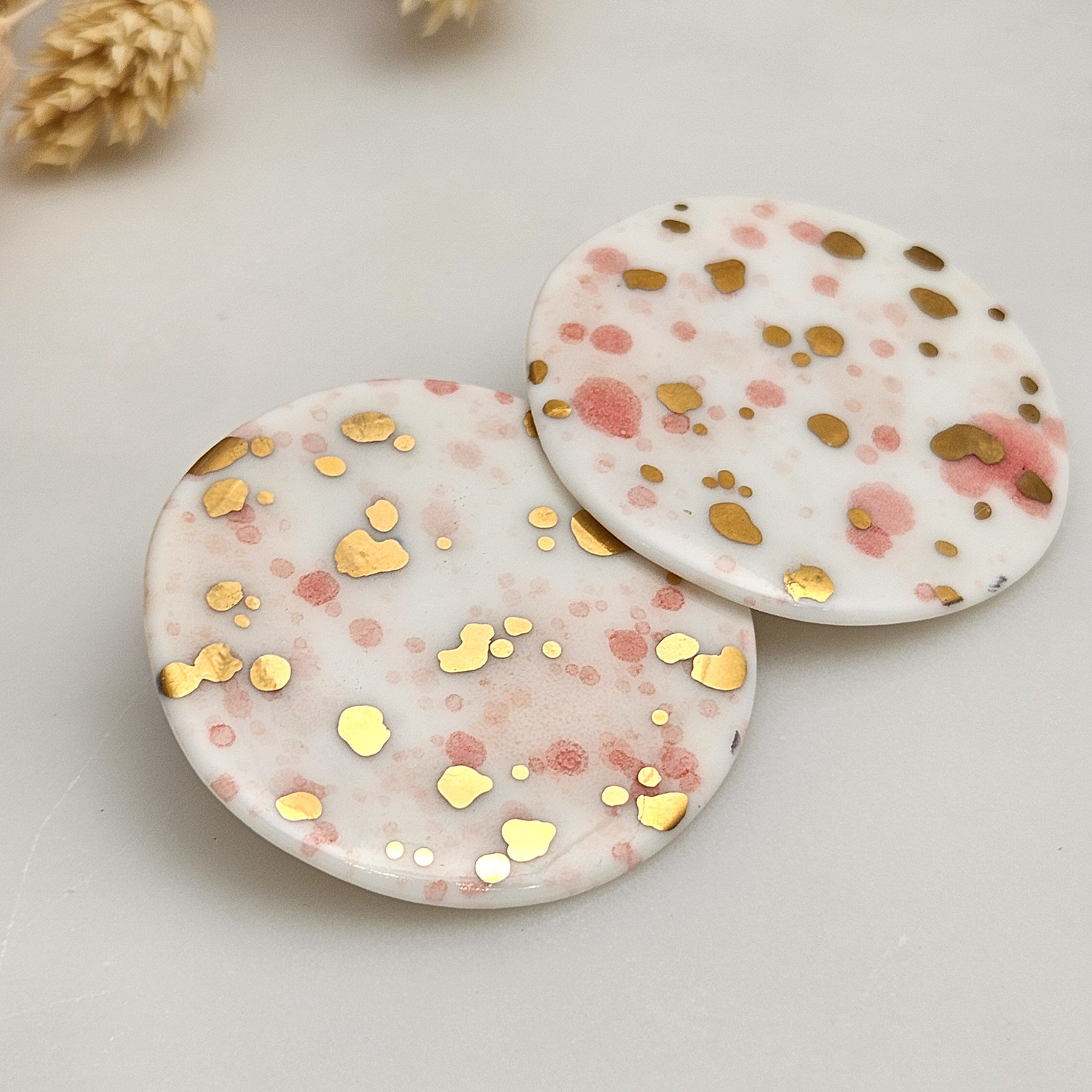 Round porcelain stick-earrings - pink splash speckles with gold - obrazek 2