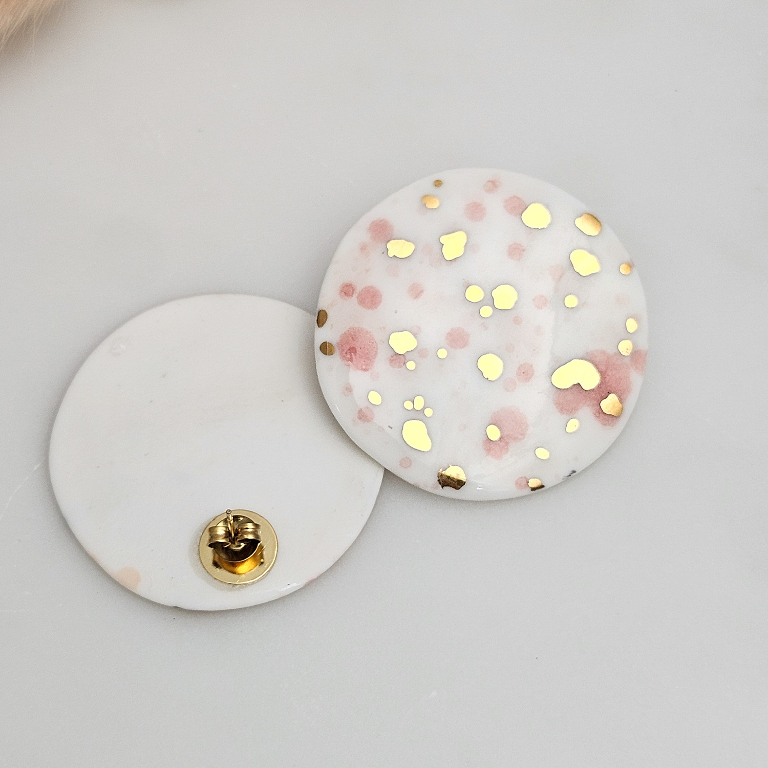 Round porcelain stick-earrings - pink splash speckles with gold - obrazek 3
