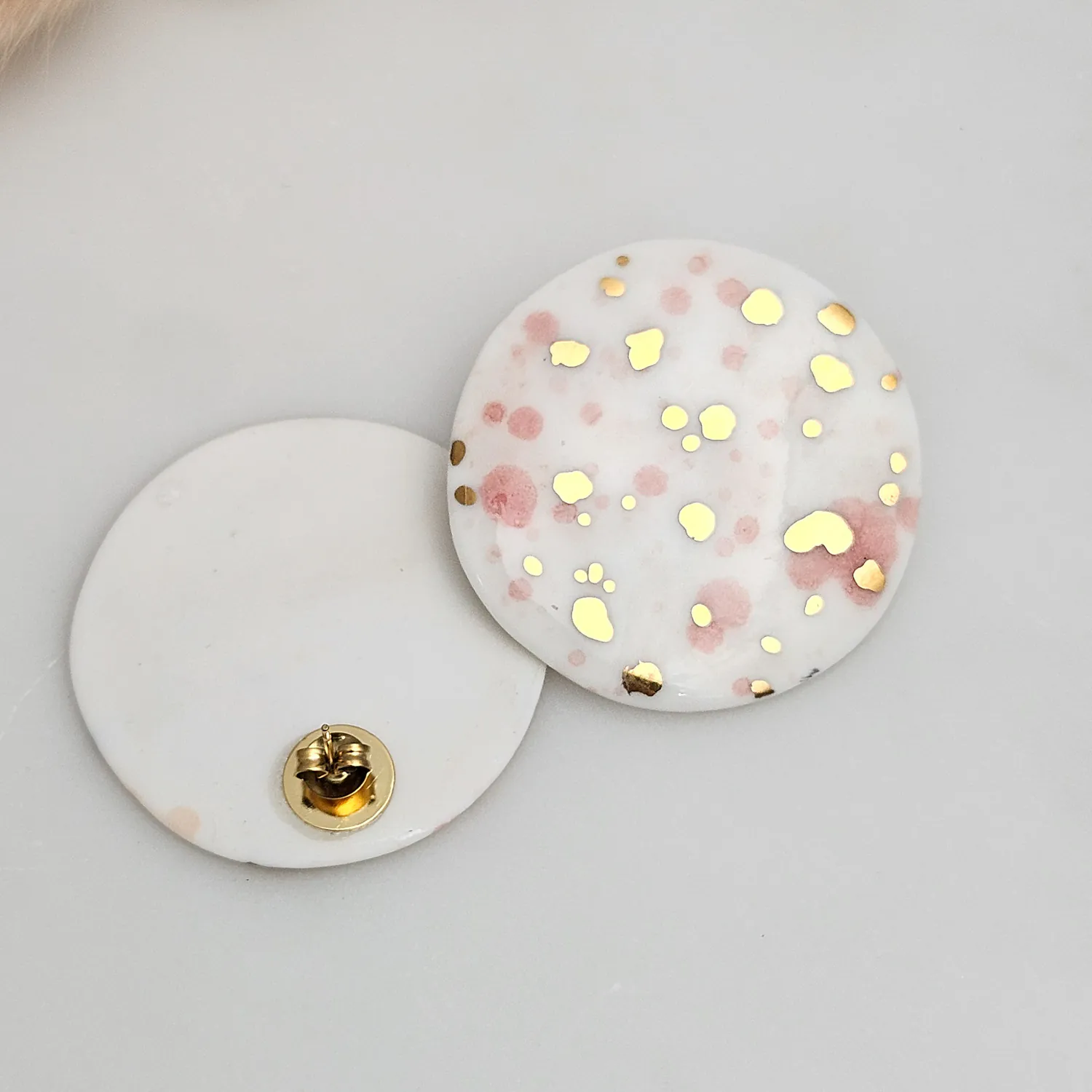 Round porcelain stick-earrings - pink splash speckles with gold - Image 3