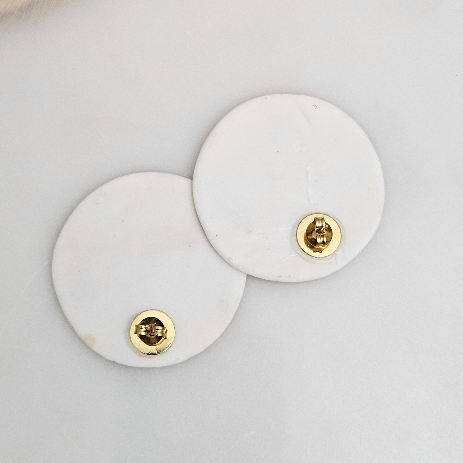 Round porcelain stick-earrings - pink splash speckles with gold - obrazek 4