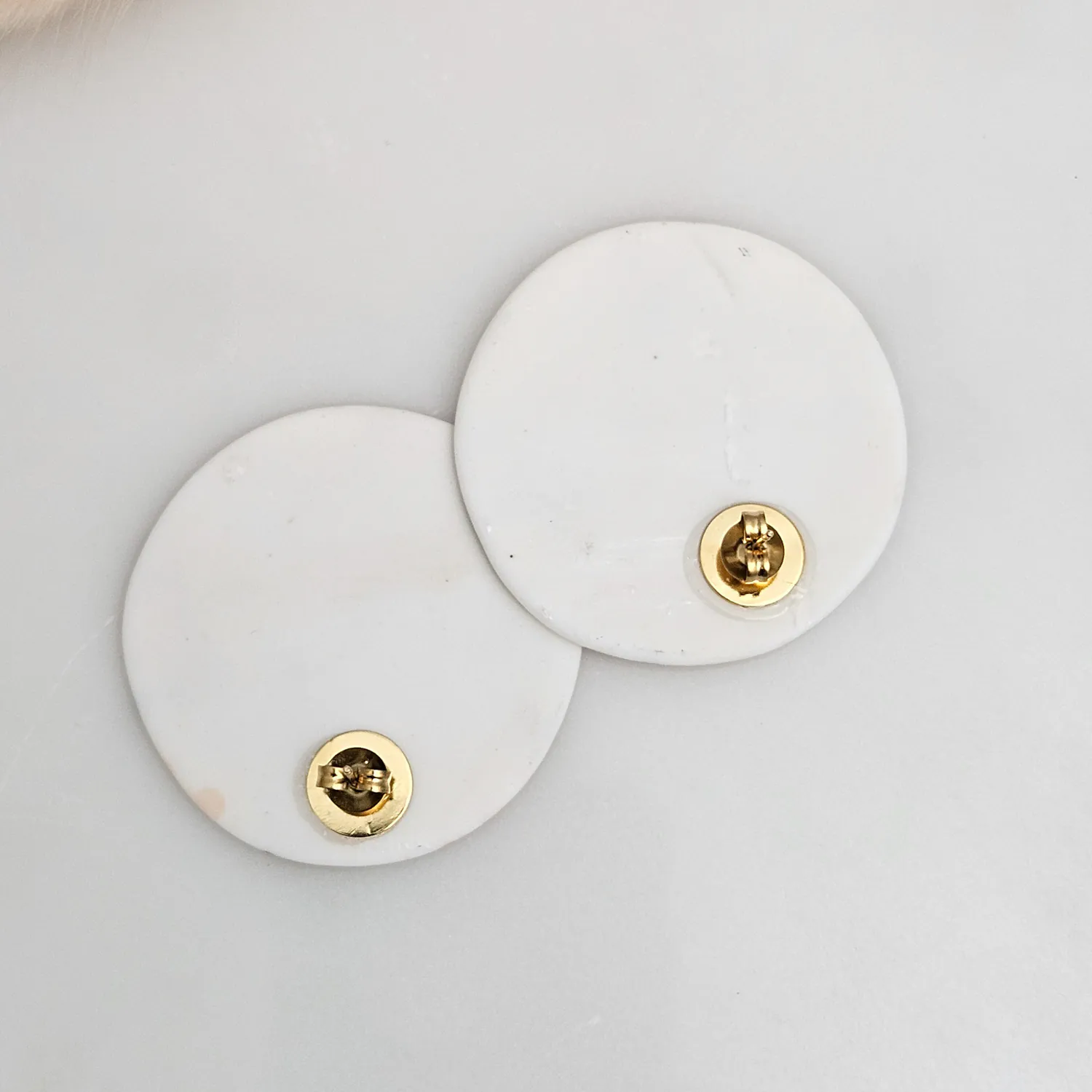 Round porcelain stick-earrings - pink splash speckles with gold - Image 4