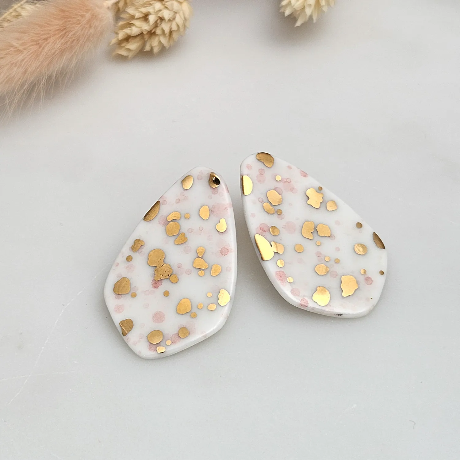 Porcelain stick-earrings - pink splash speckles with gold - Image 2