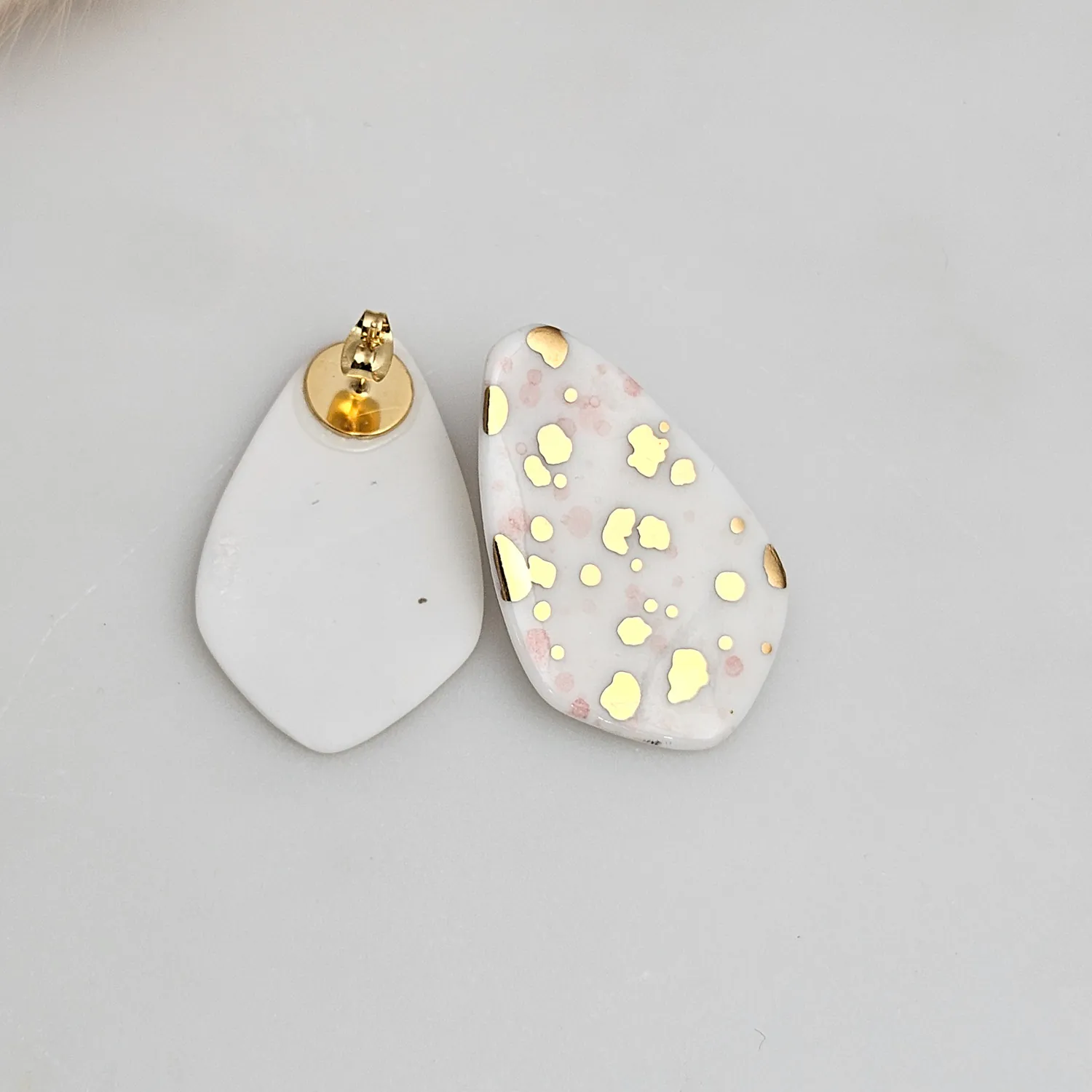 Porcelain stick-earrings - pink splash speckles with gold - Image 3