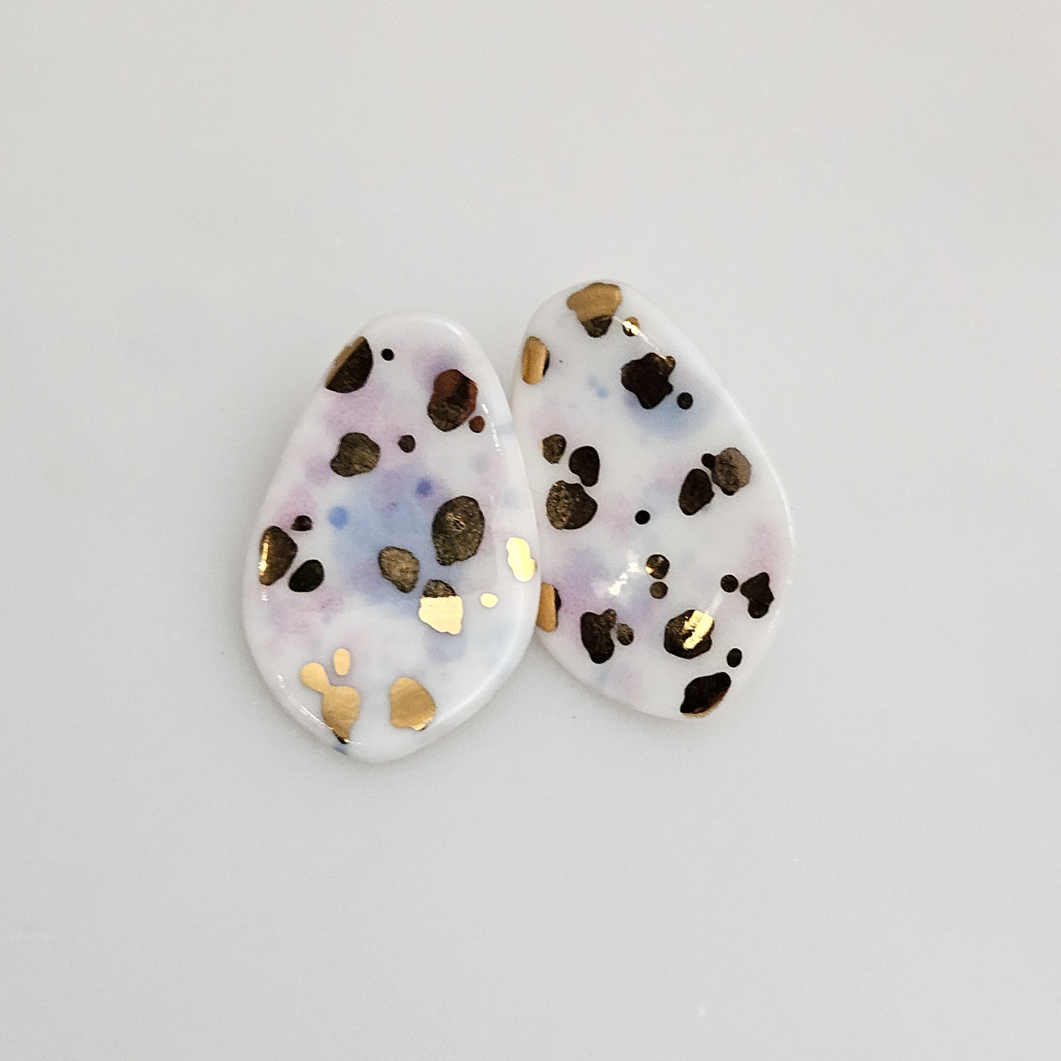 Porcelain stick-earrings - purple violet splash speckles with gold