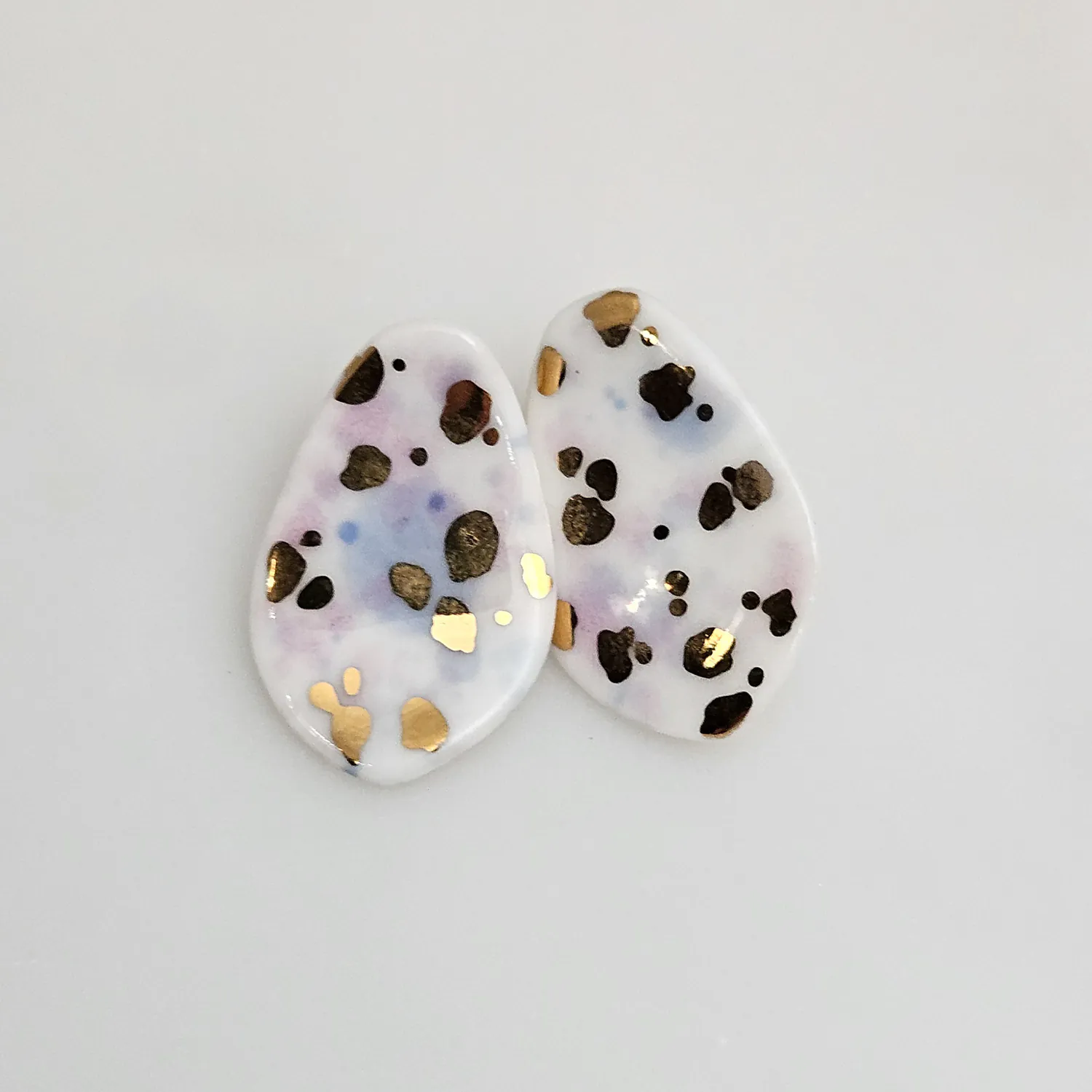 Porcelain stick-earrings - purple violet splash speckles with gold