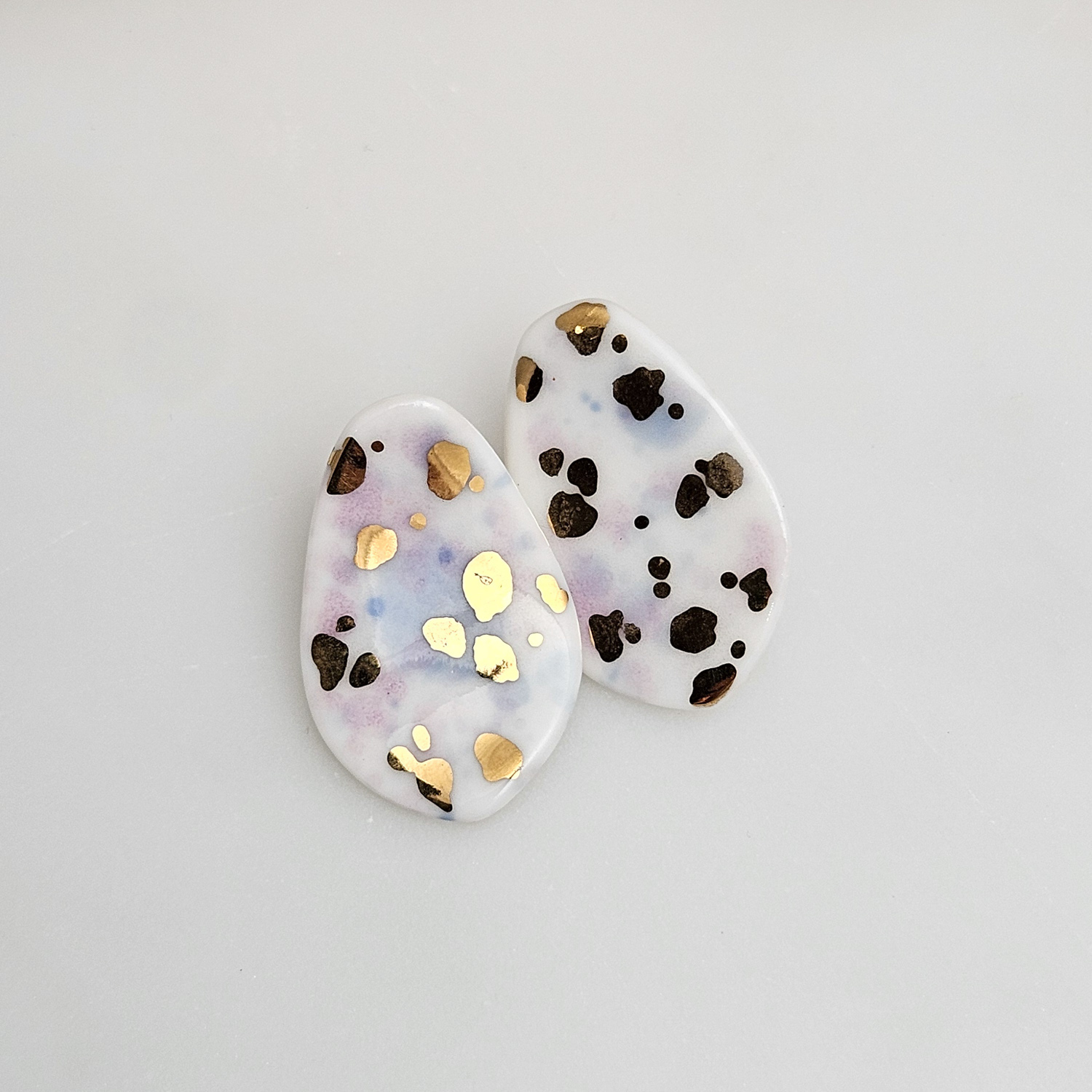 Porcelain stick-earrings - purple violet splash speckles with gold - obrazek 2