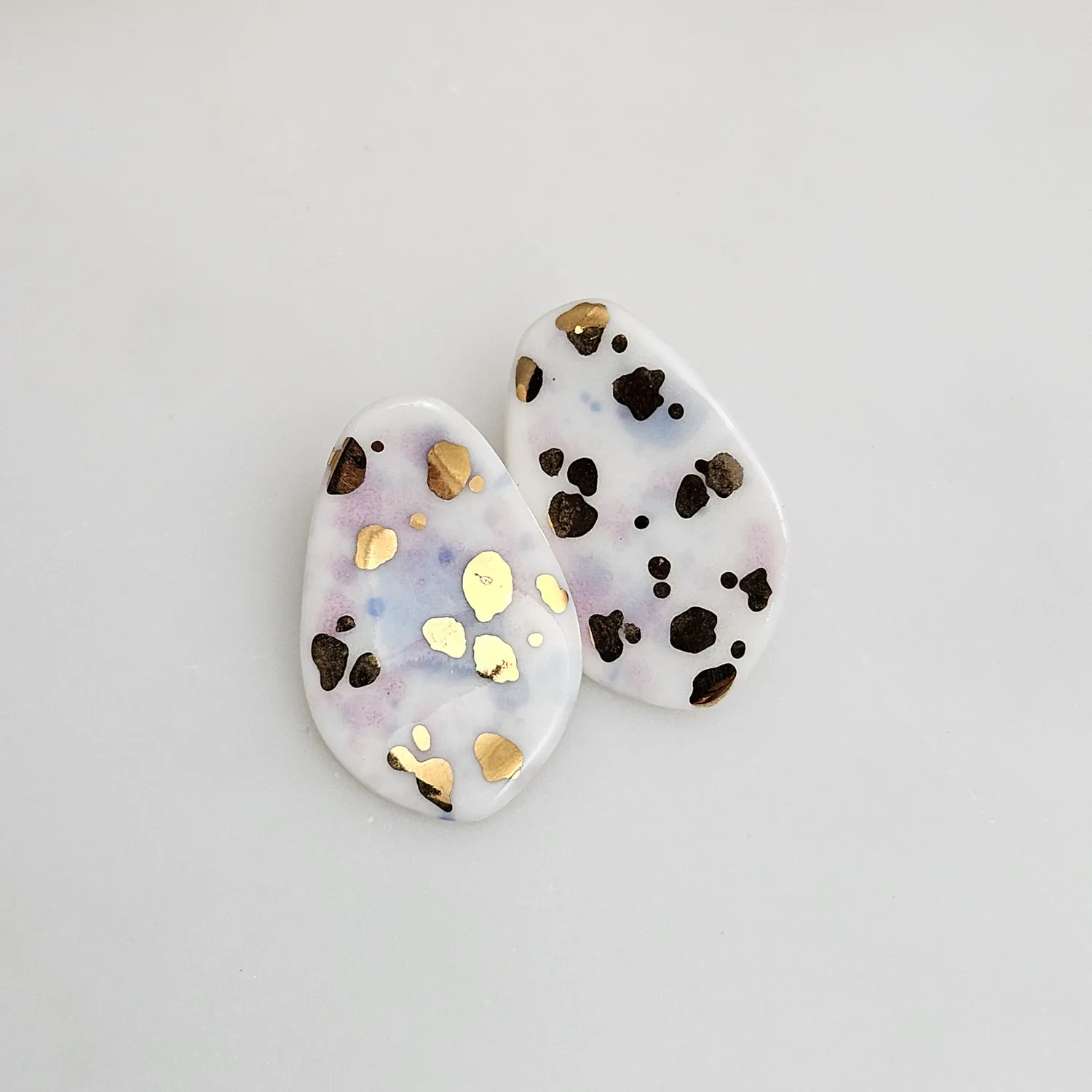 Porcelain stick-earrings - purple violet splash speckles with gold - Image 2