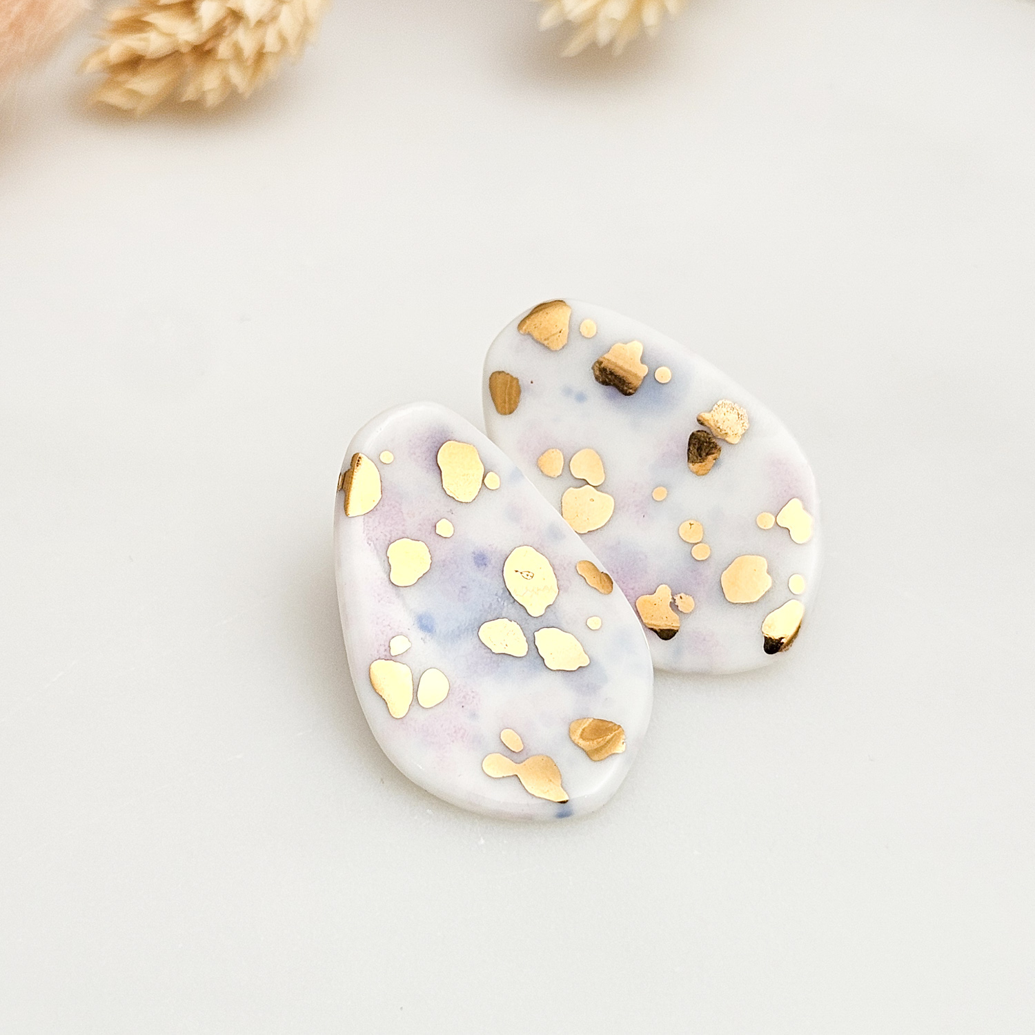Porcelain stick-earrings - purple violet splash speckles with gold - obrazek 3