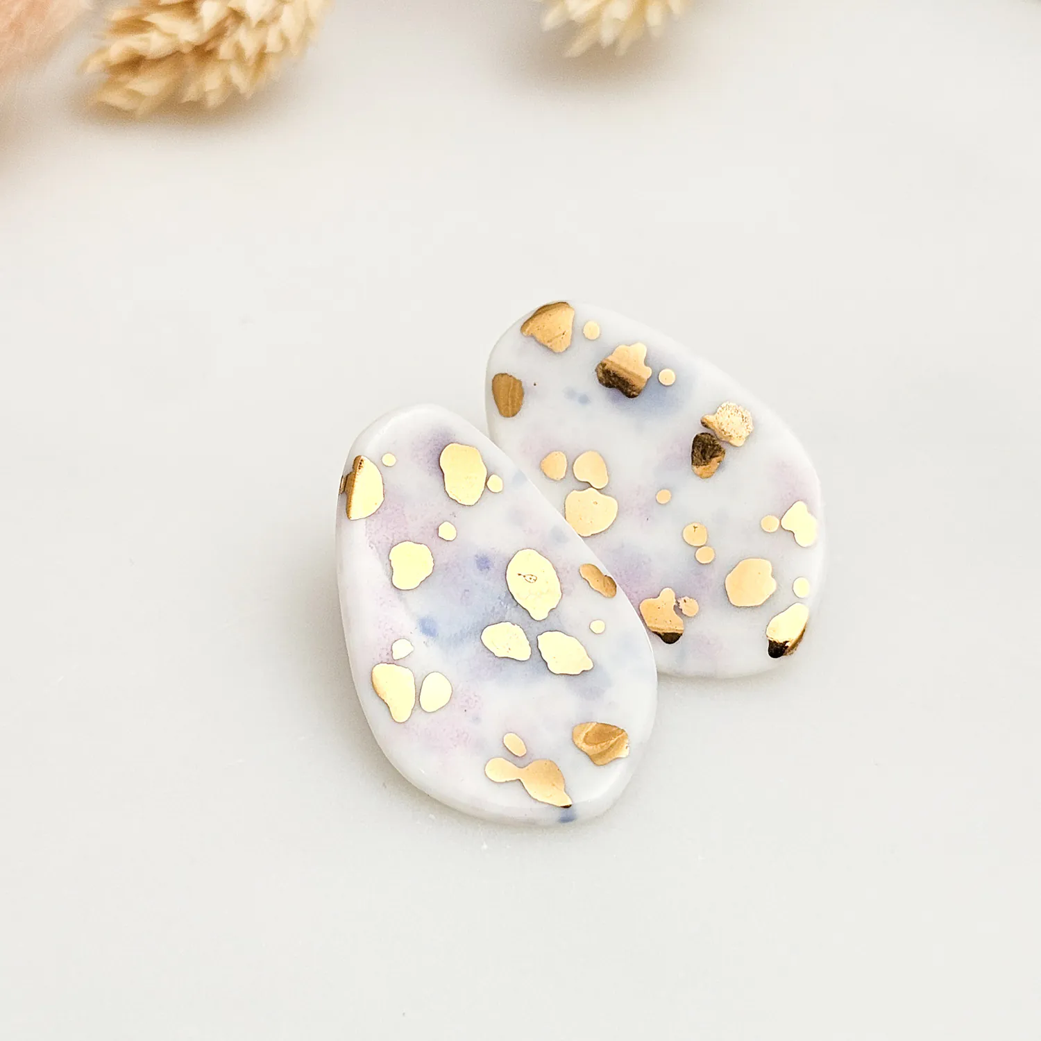 Porcelain stick-earrings - purple violet splash speckles with gold - Image 3