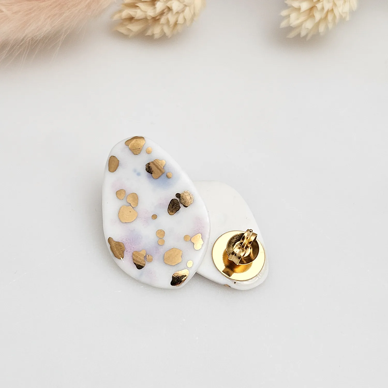 Porcelain stick-earrings - purple violet splash speckles with gold - Image 4