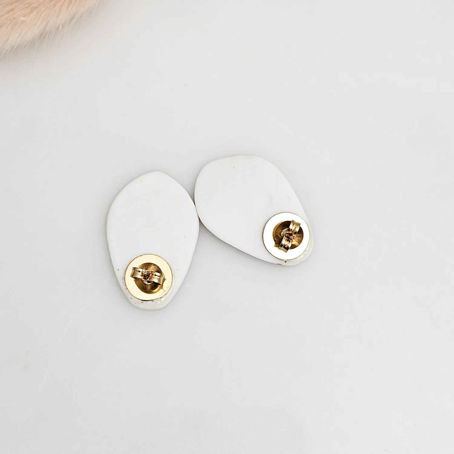 Porcelain stick-earrings - purple violet splash speckles with gold - Image 5