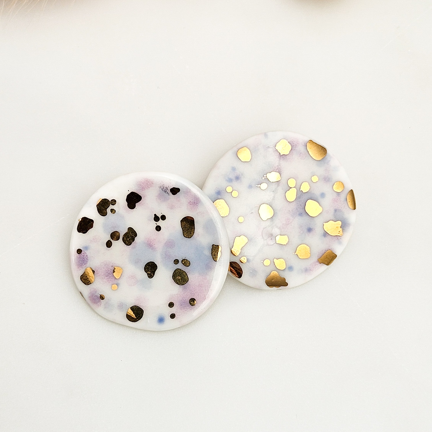 Round porcelain stick-earrings - purple violet splash speckles with gold