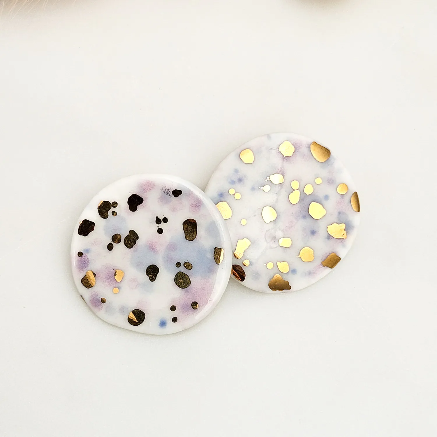 Round porcelain stick-earrings - purple violet splash speckles with gold