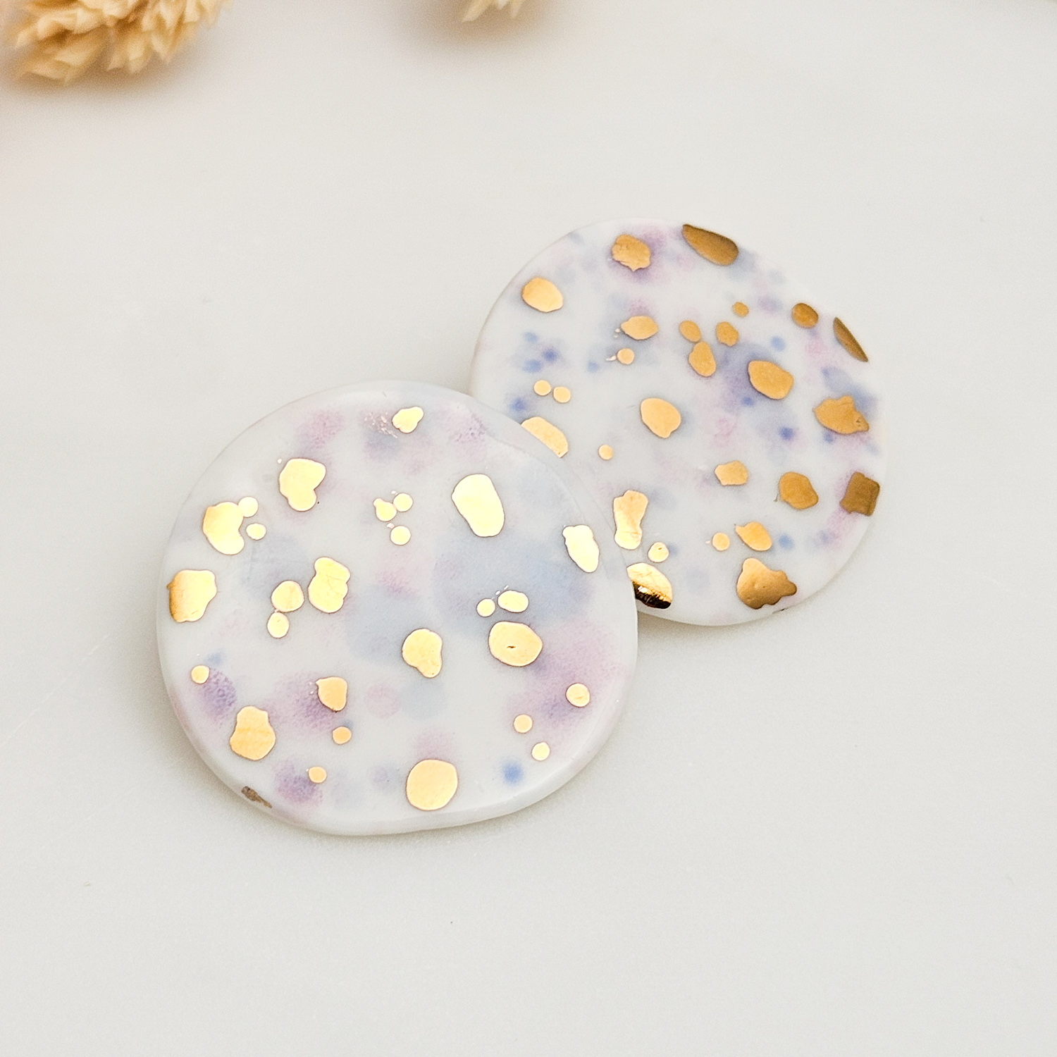 Round porcelain stick-earrings - purple violet splash speckles with gold - obrazek 2