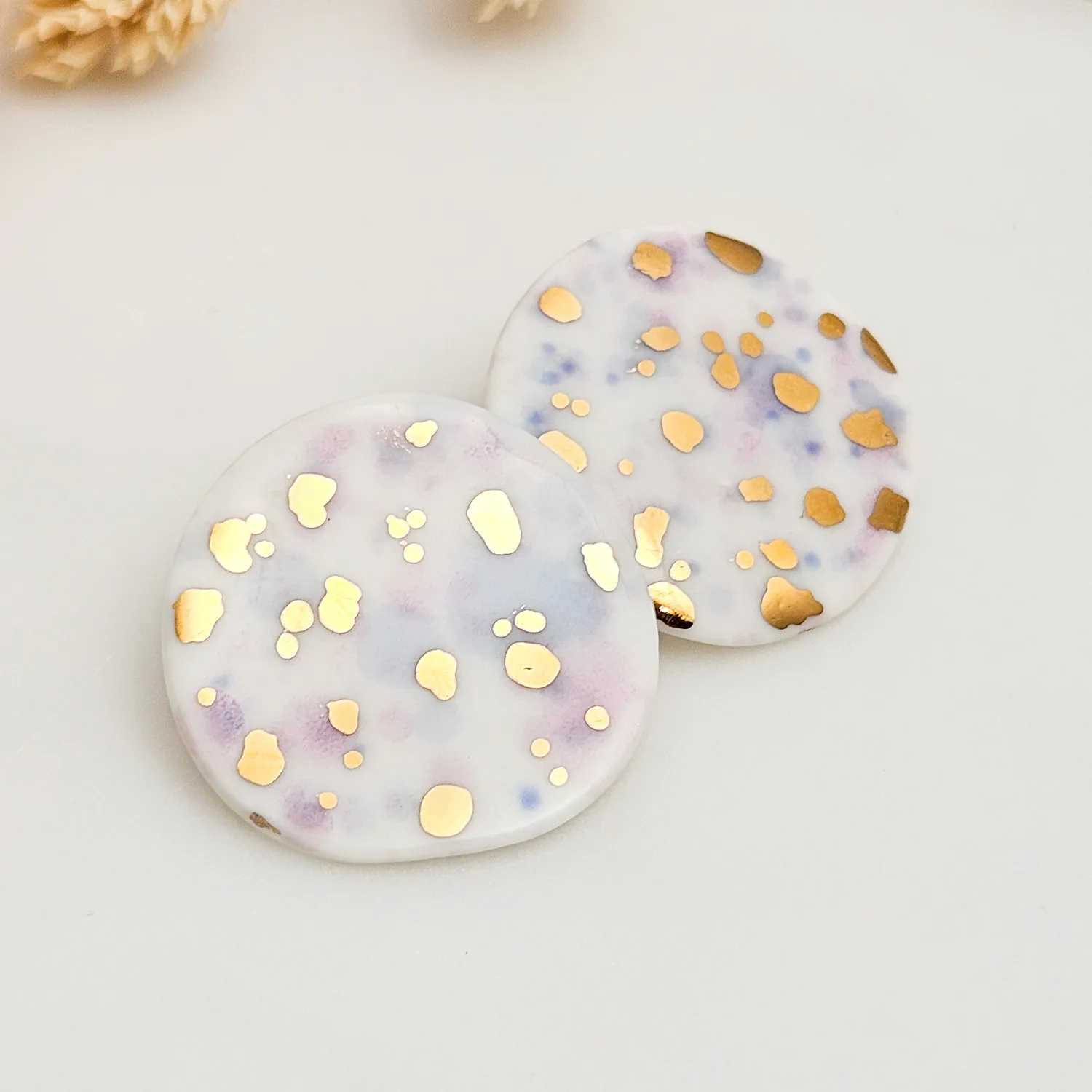 Round porcelain stick-earrings - purple violet splash speckles with gold - Image 2