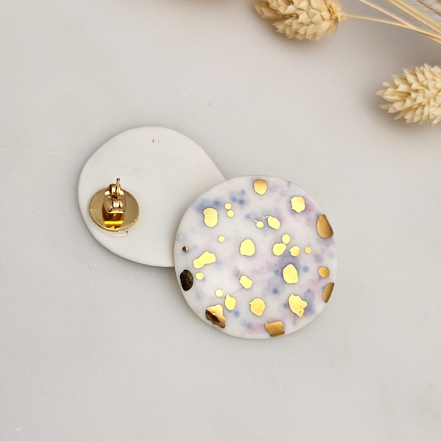 Round porcelain stick-earrings - purple violet splash speckles with gold - obrazek 3