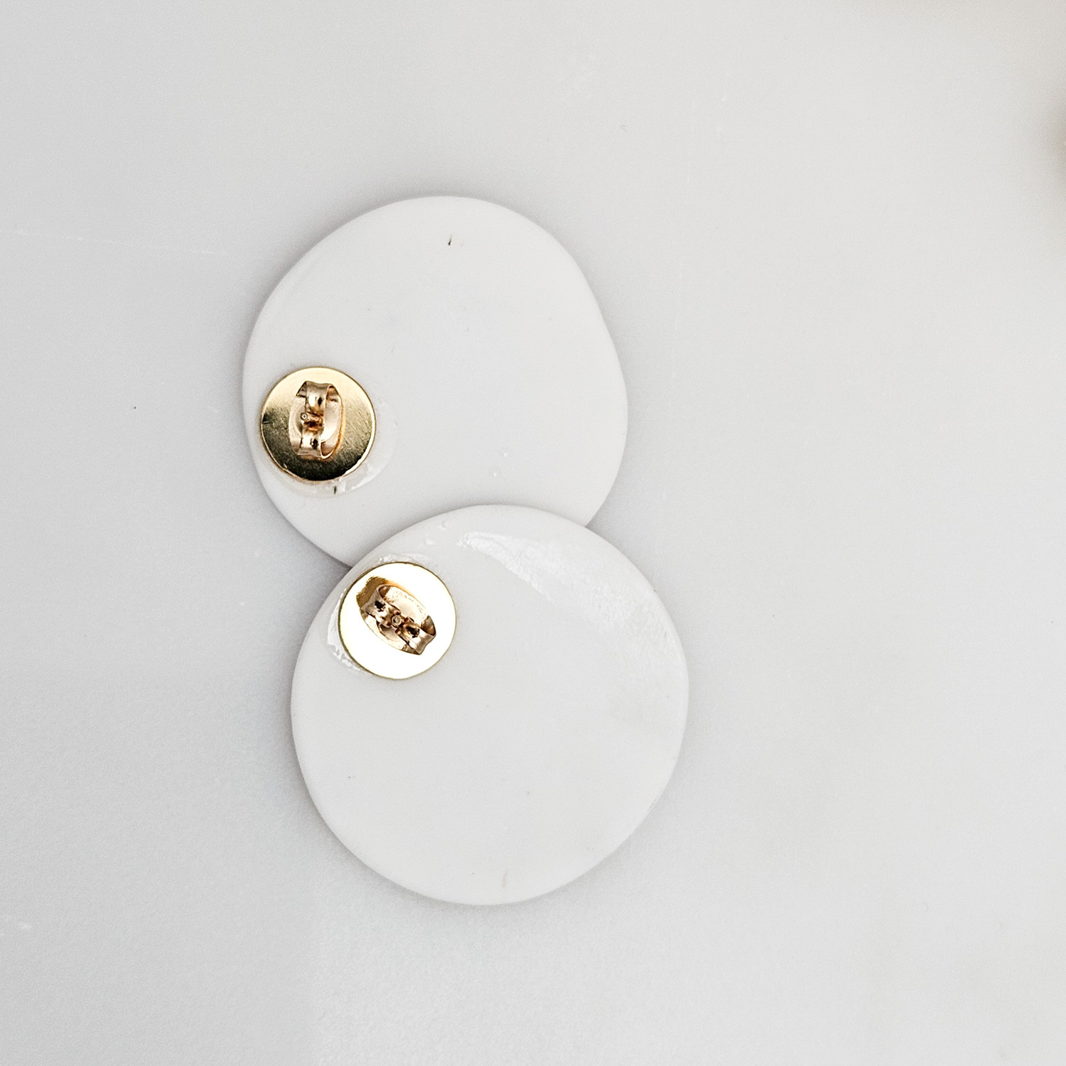Round porcelain stick-earrings - purple violet splash speckles with gold - obrazek 4