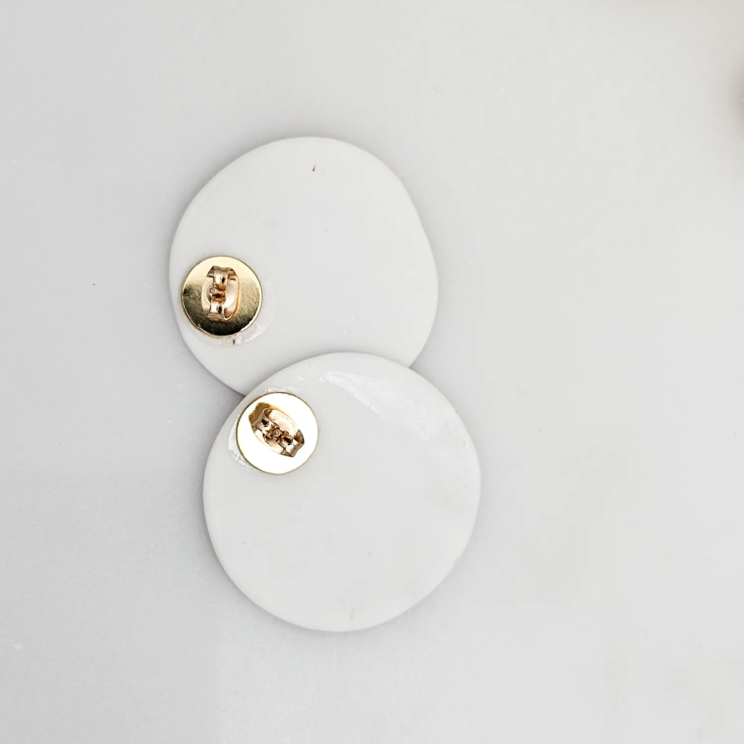 Round porcelain stick-earrings - purple violet splash speckles with gold - Image 4