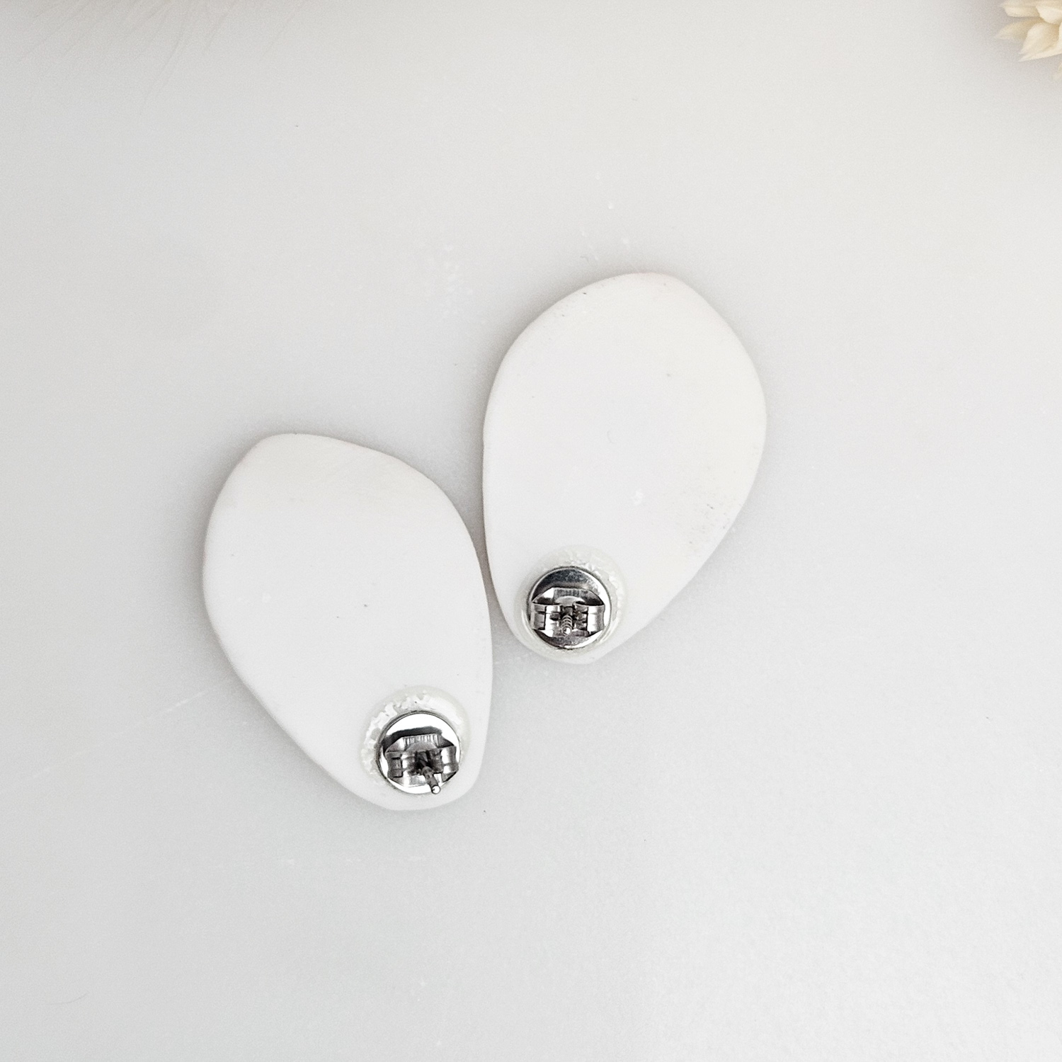 Fine ceramic fine ceramic porcelain stick-designer earrings - pink splash speckles with silver accents (white gold) - Image 4