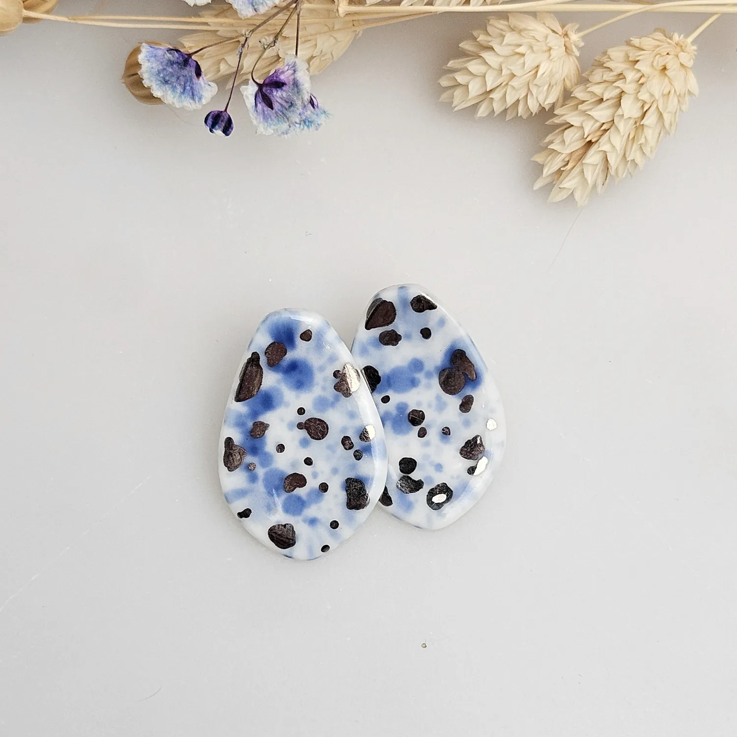 Fine ceramic fine ceramic porcelain stick-designer earrings - blue splash speckles with silver accents (white gold) - Image 3