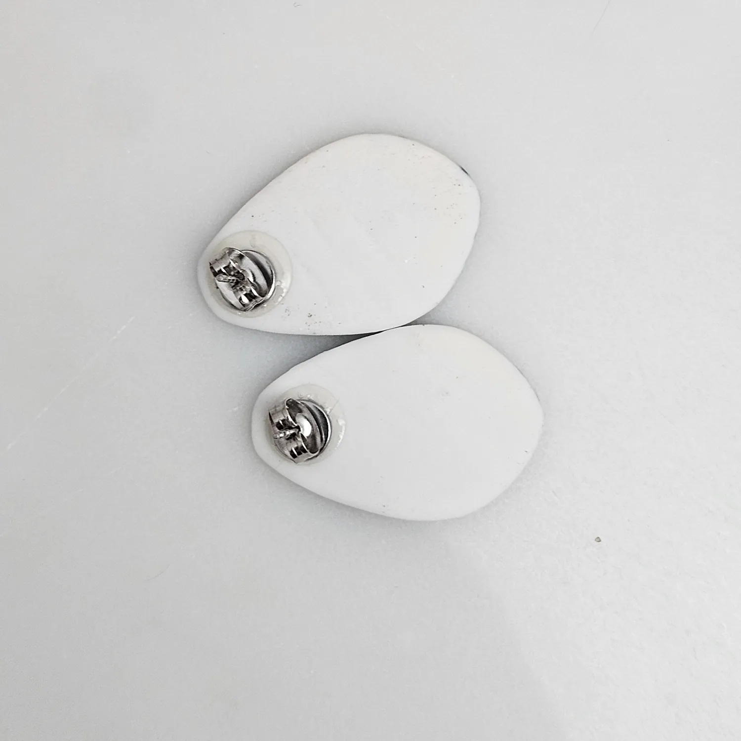 Fine ceramic fine ceramic porcelain stick-designer earrings - blue splash speckles with silver accents (white gold) - Image 5