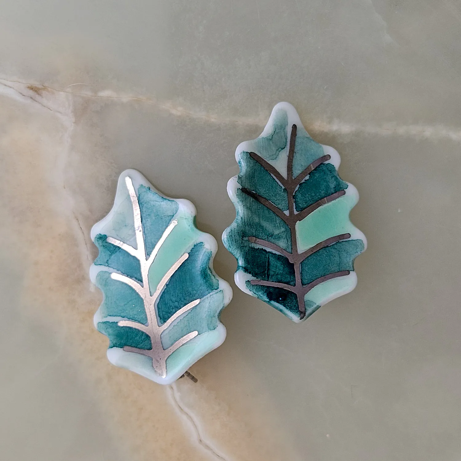 Fine ceramic fine ceramic porcelain stick-designer earrings - green leaf with silver accents (white gold)