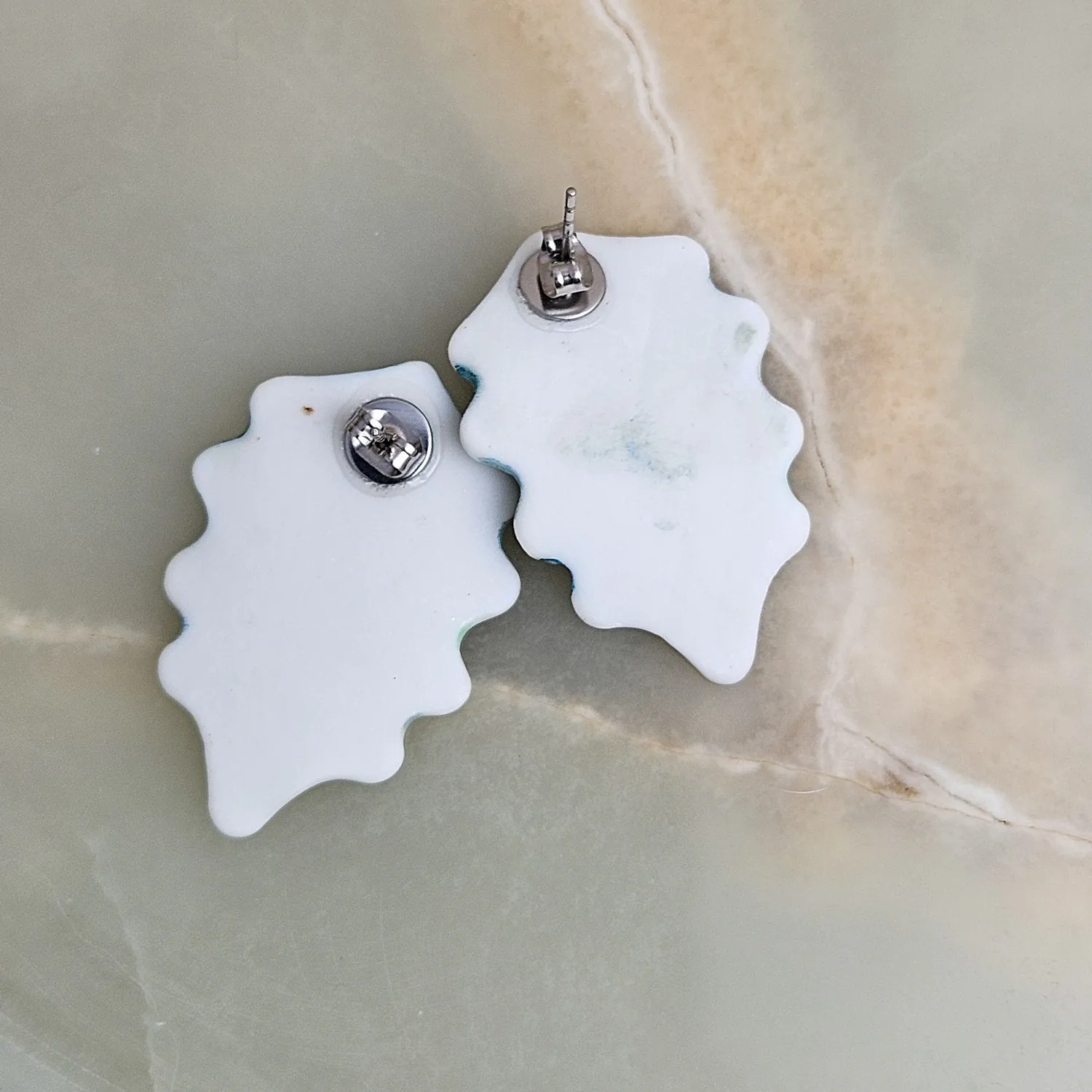Fine ceramic fine ceramic porcelain stick-designer earrings - green leaf with silver accents (white gold) - Image 4