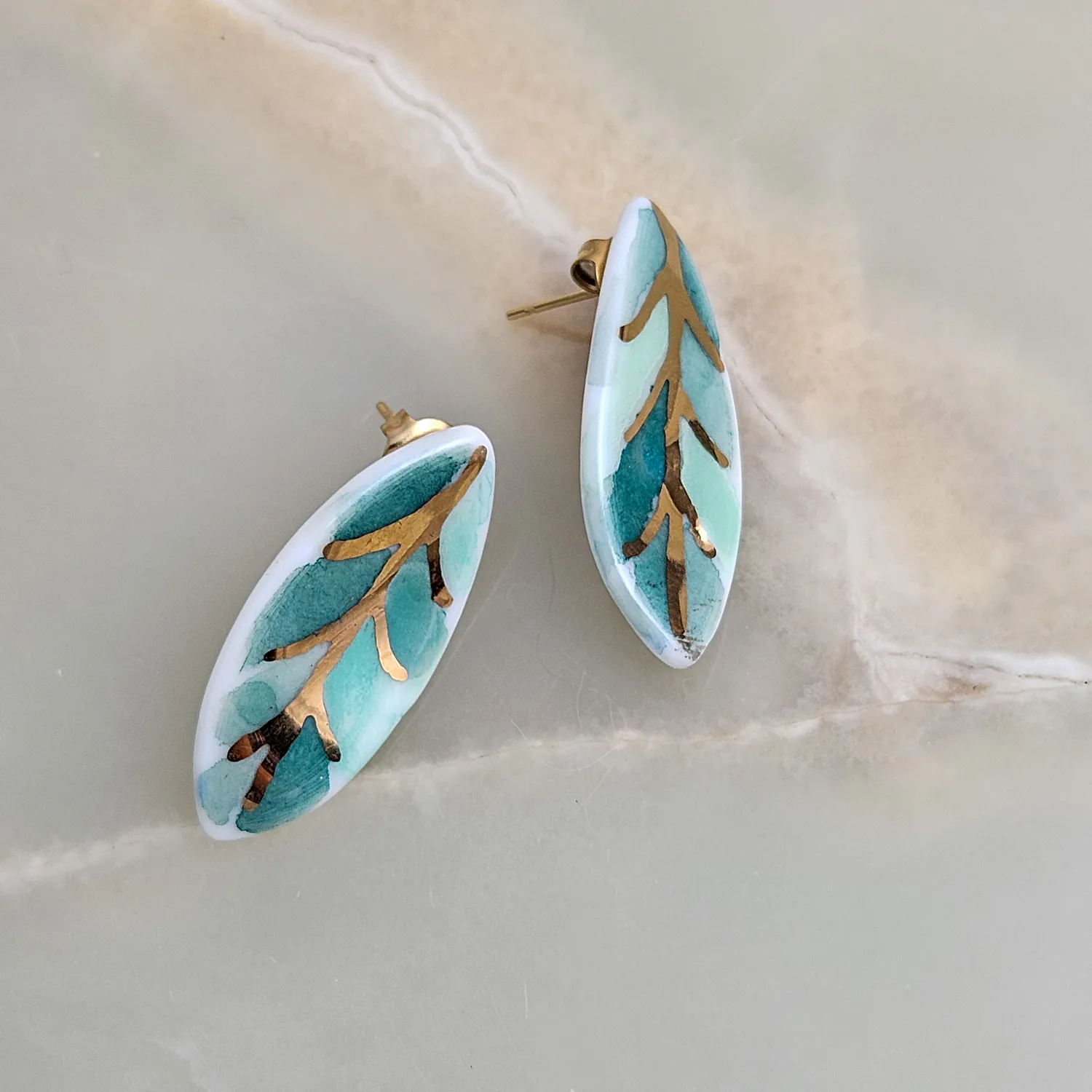 Porcelain stick-earrings - green leaf with gold - Image 2