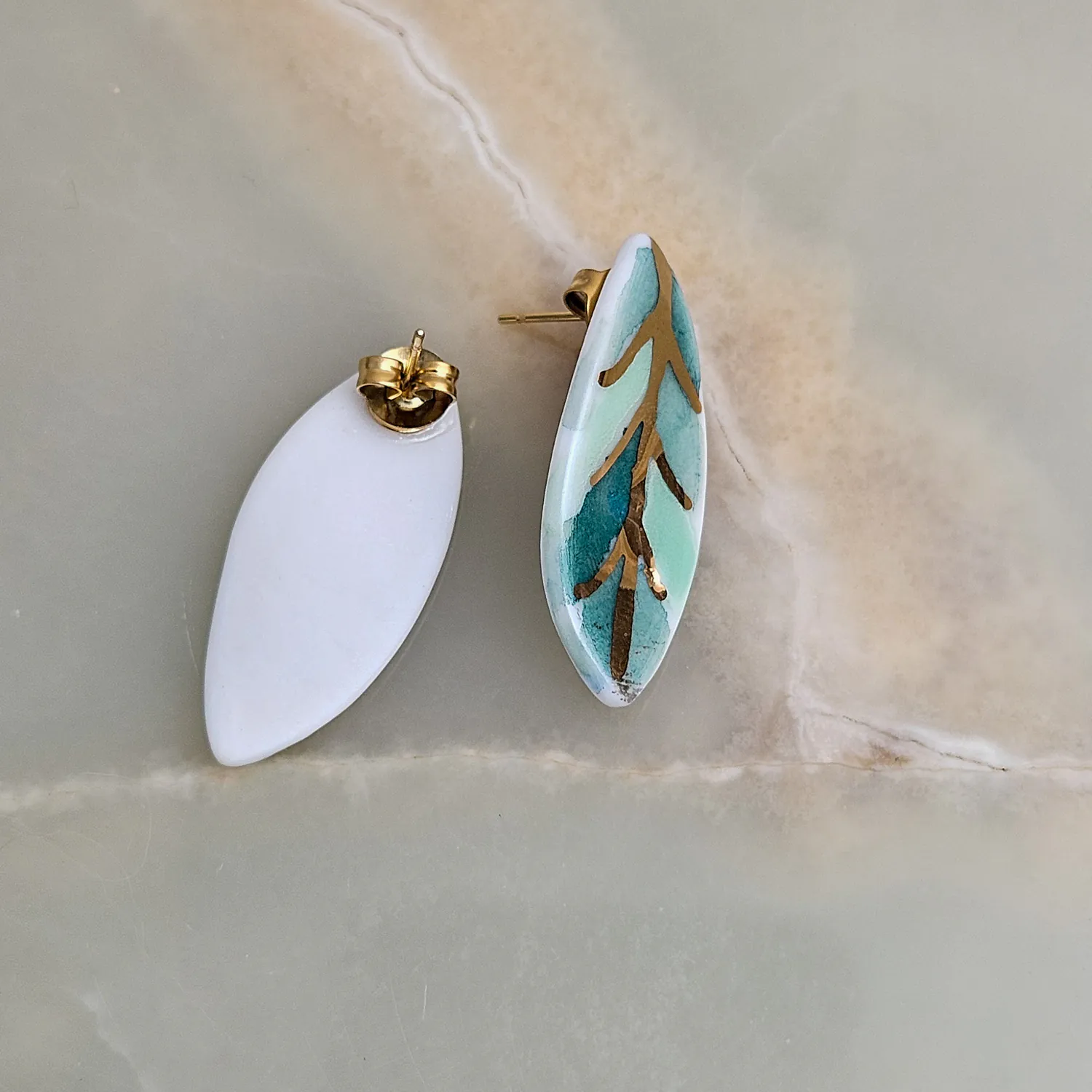 Porcelain stick-earrings - green leaf with gold - Image 3