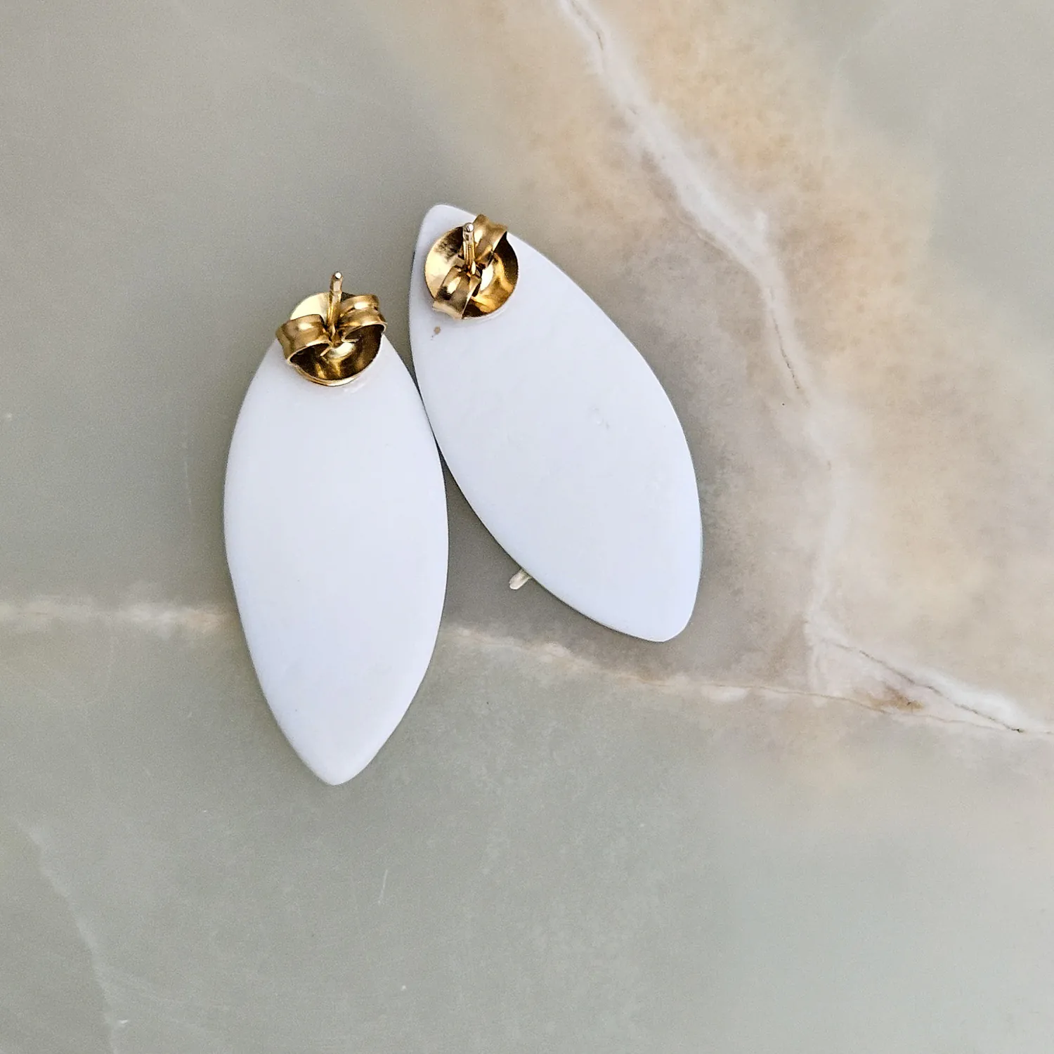 Porcelain stick-earrings - green leaf with gold - Image 4