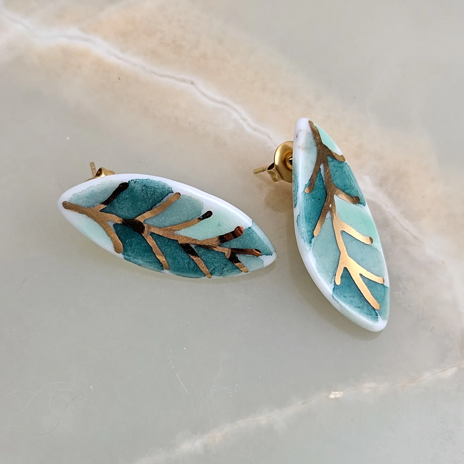 Porcelain stick-earrings - green leaf with gold - Image 2