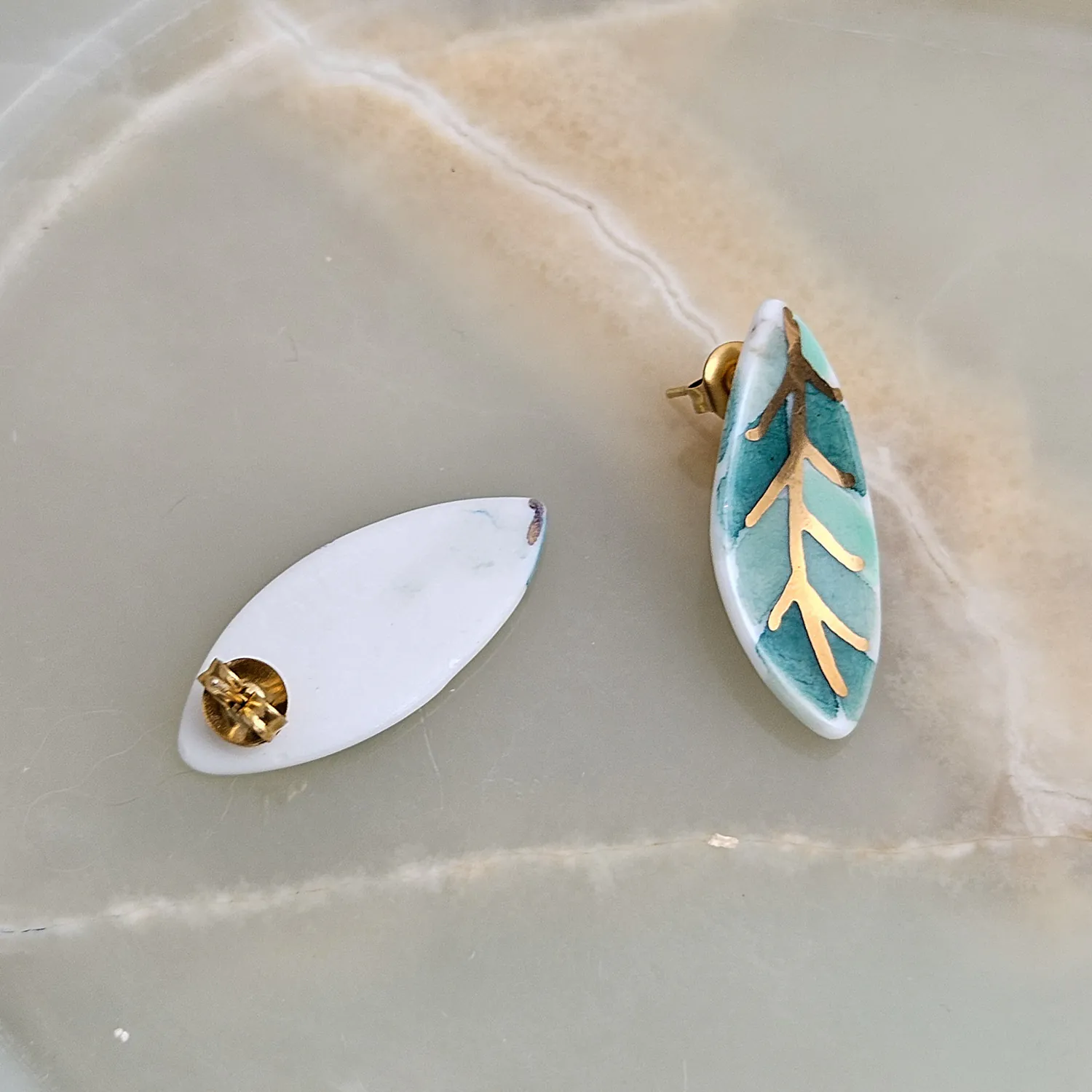 Porcelain stick-earrings - green leaf with gold - Image 3