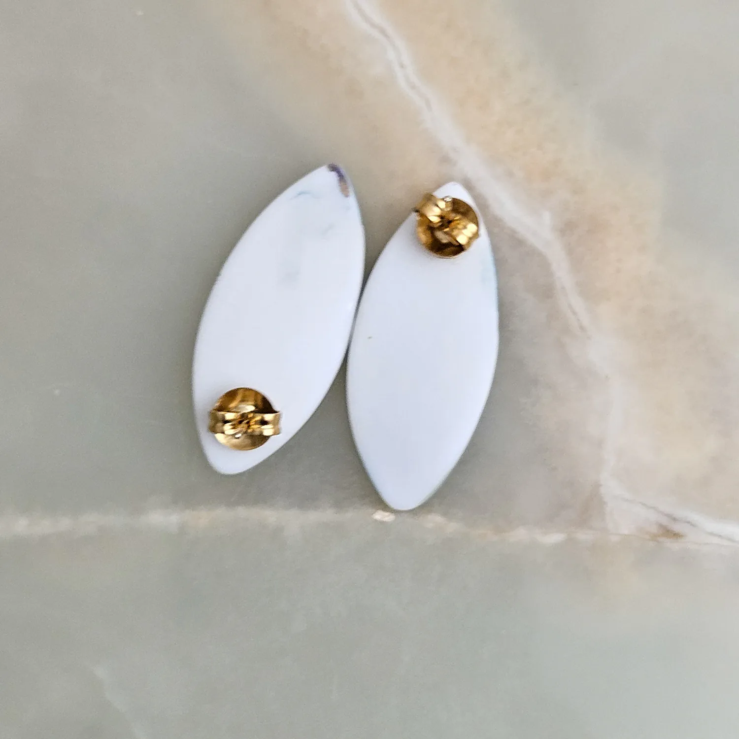 Porcelain stick-earrings - green leaf with gold - Image 4