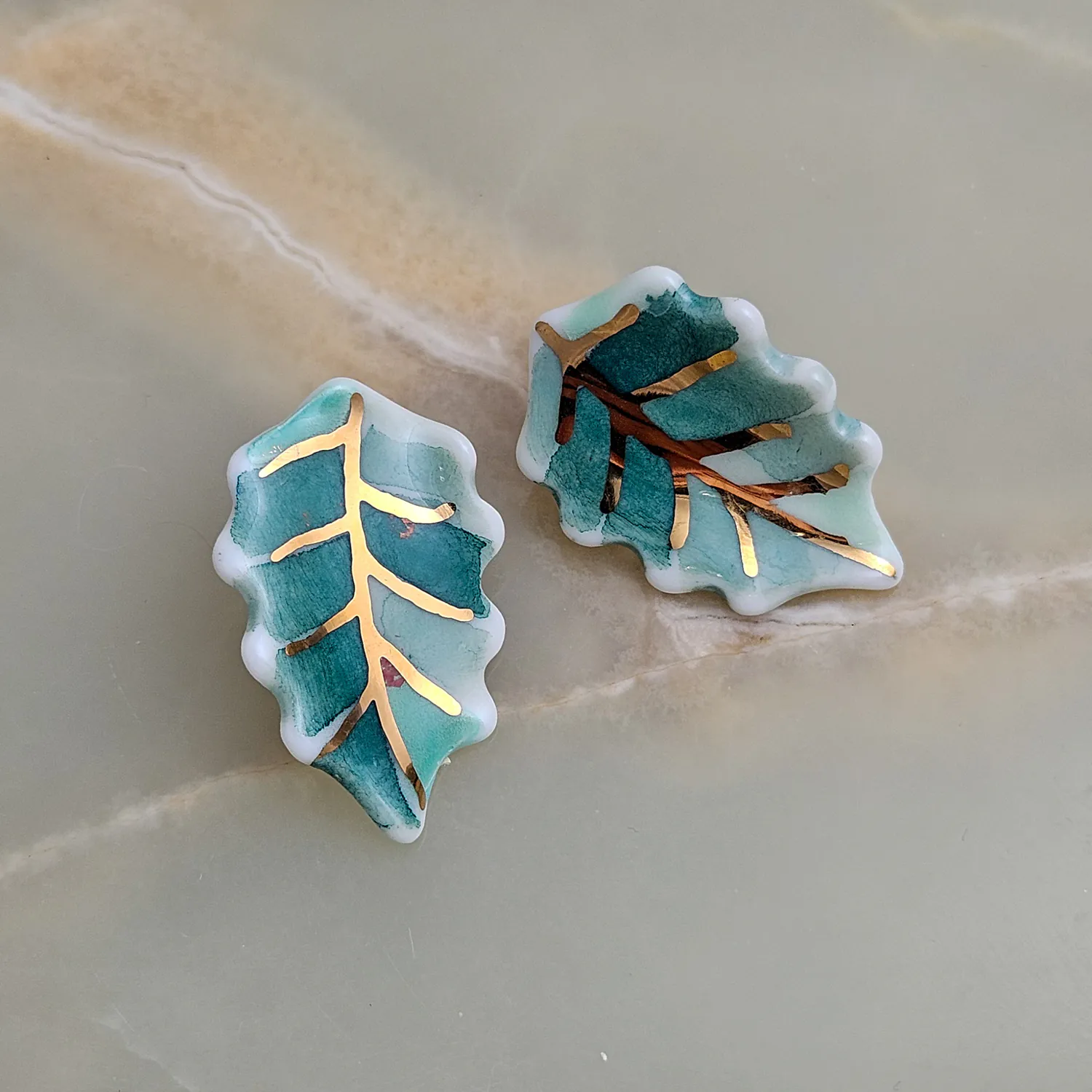 Porcelain stick-earrings - green leaf with gold - Image 2
