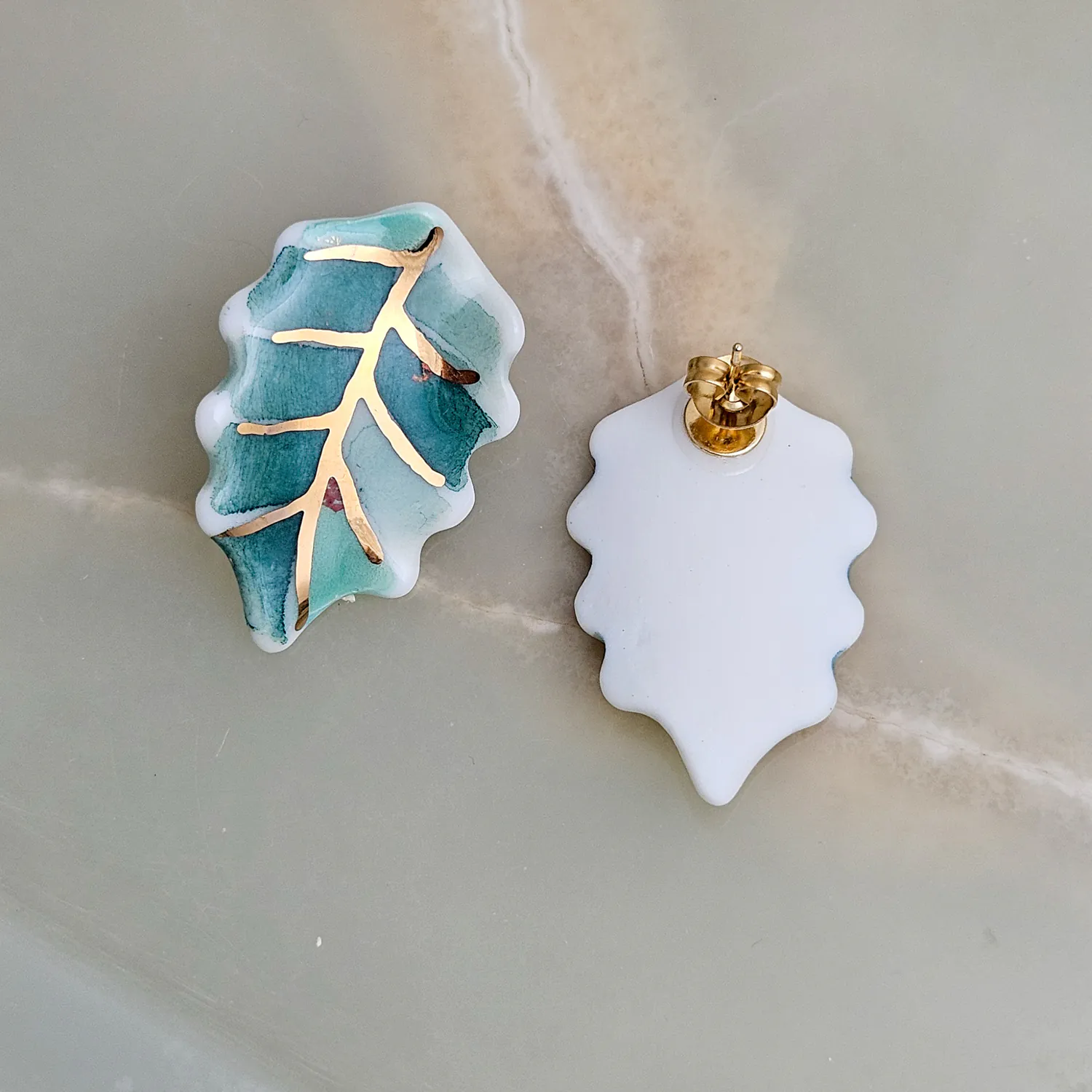 Porcelain stick-earrings - green leaf with gold - Image 3