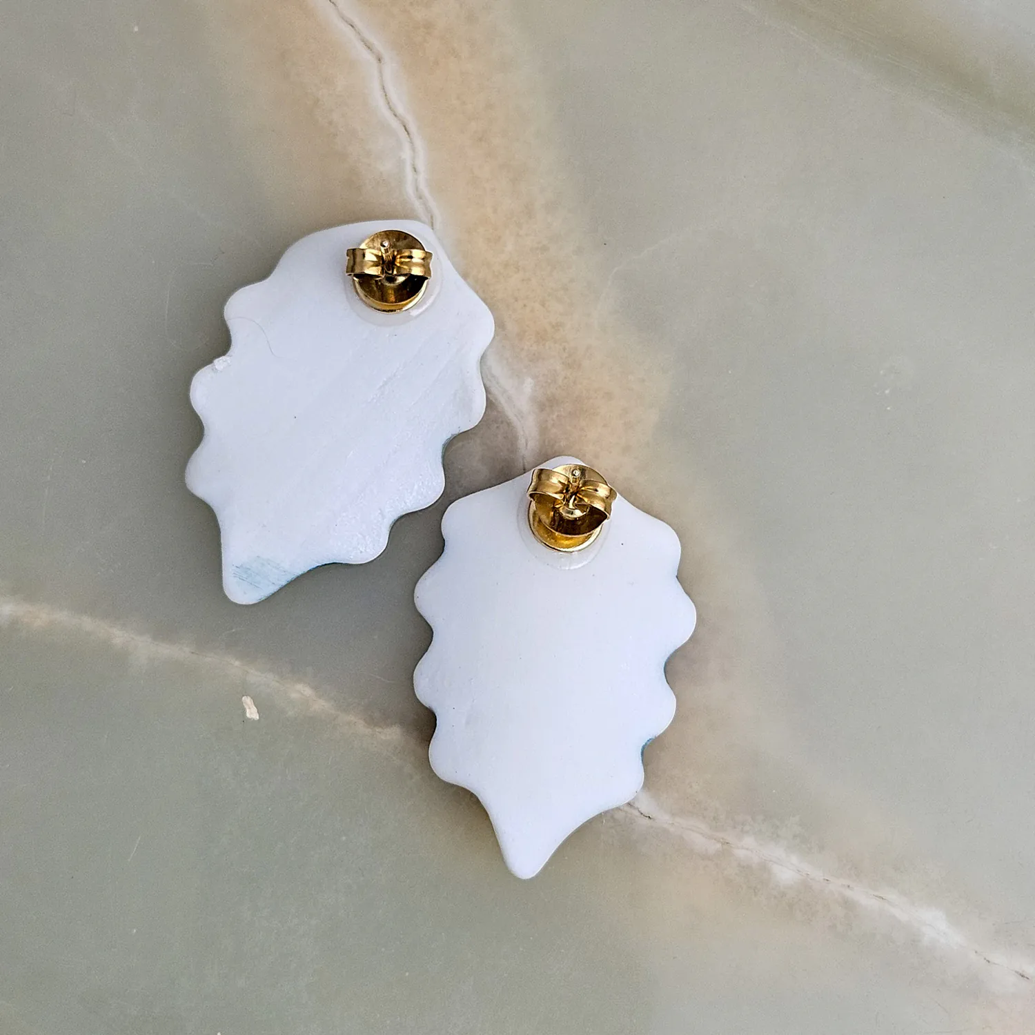 Porcelain stick-earrings - green leaf with gold - Image 4