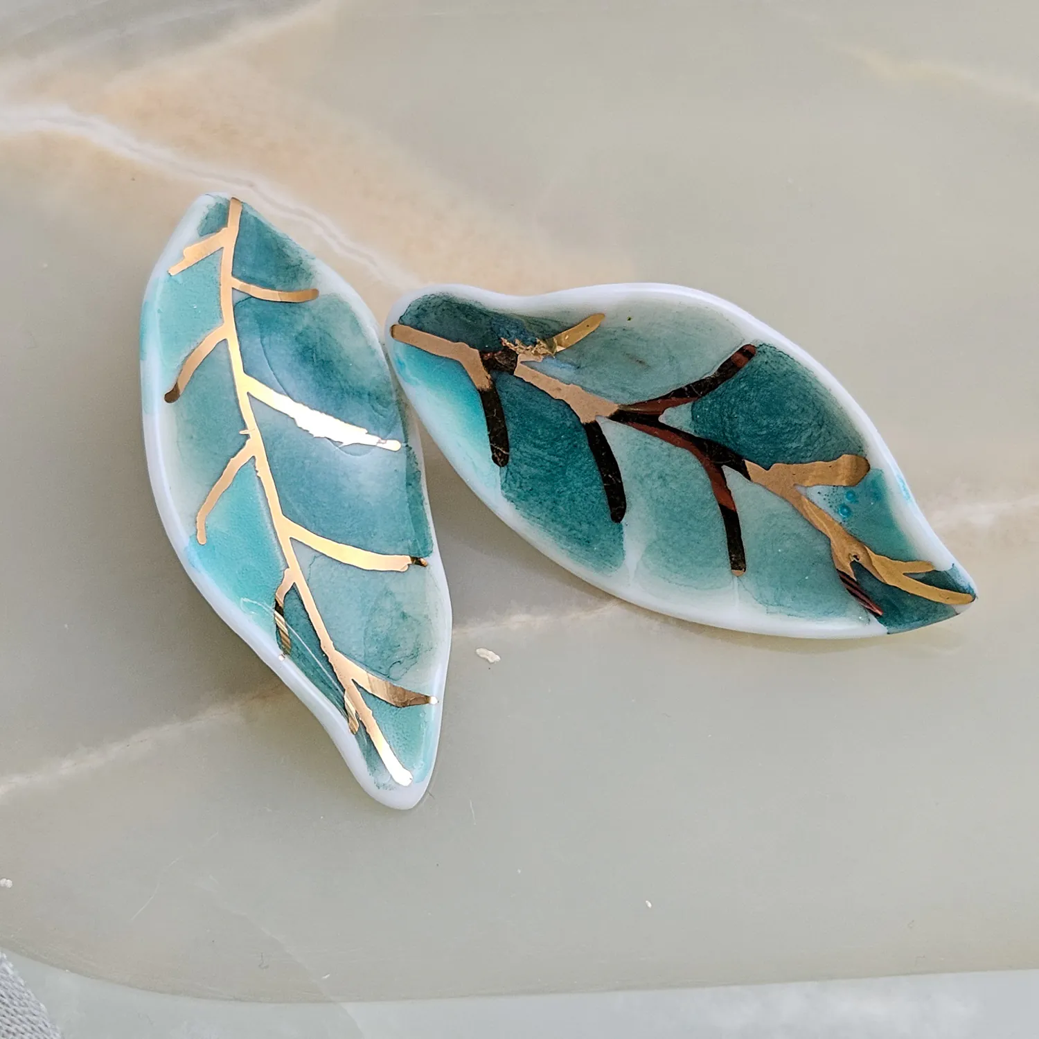 Porcelain stick-earrings - green leaf with gold - Image 2