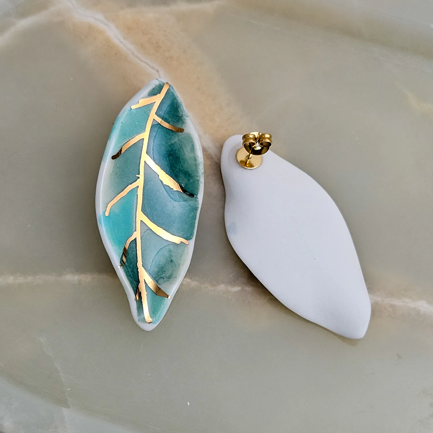 Porcelain stick-earrings - green leaf with gold - Image 3