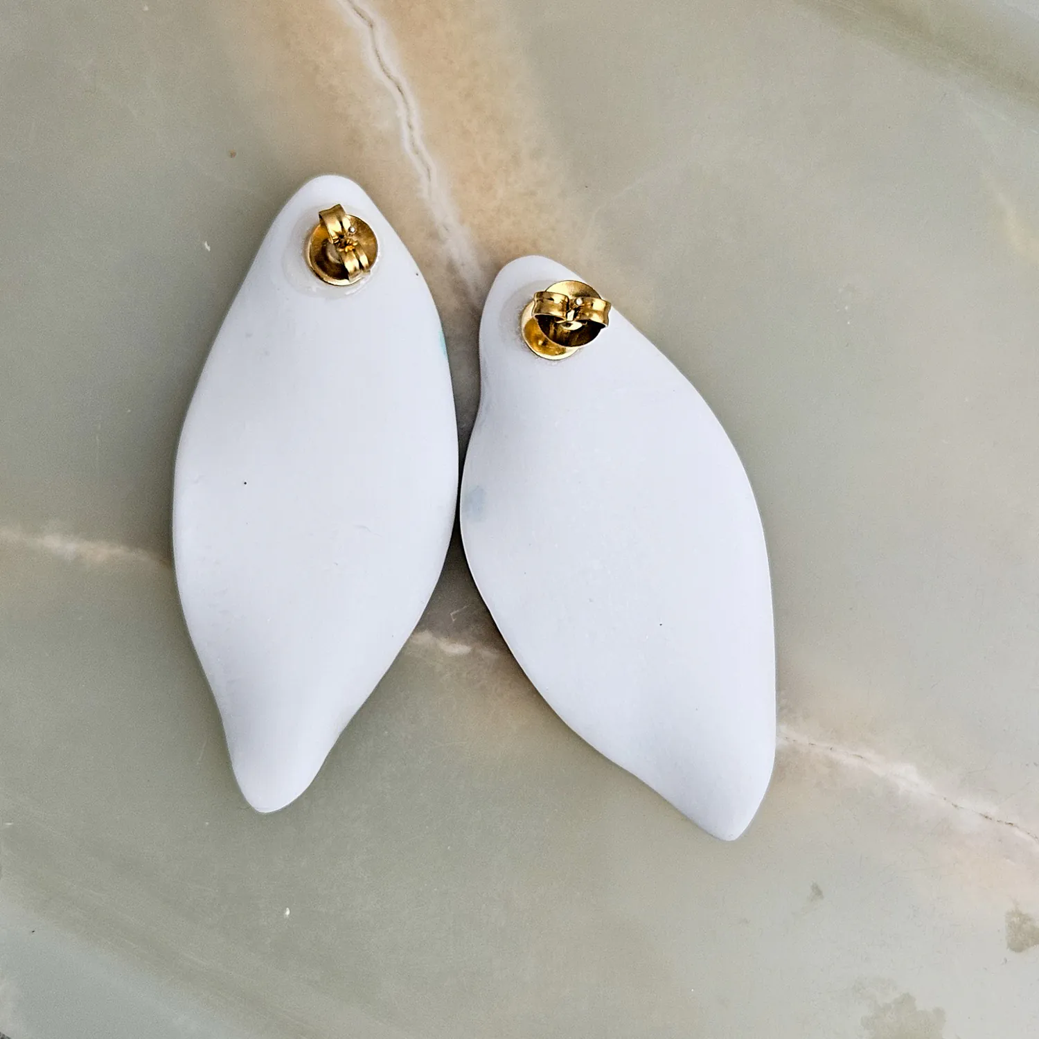 Porcelain stick-earrings - green leaf with gold - Image 4