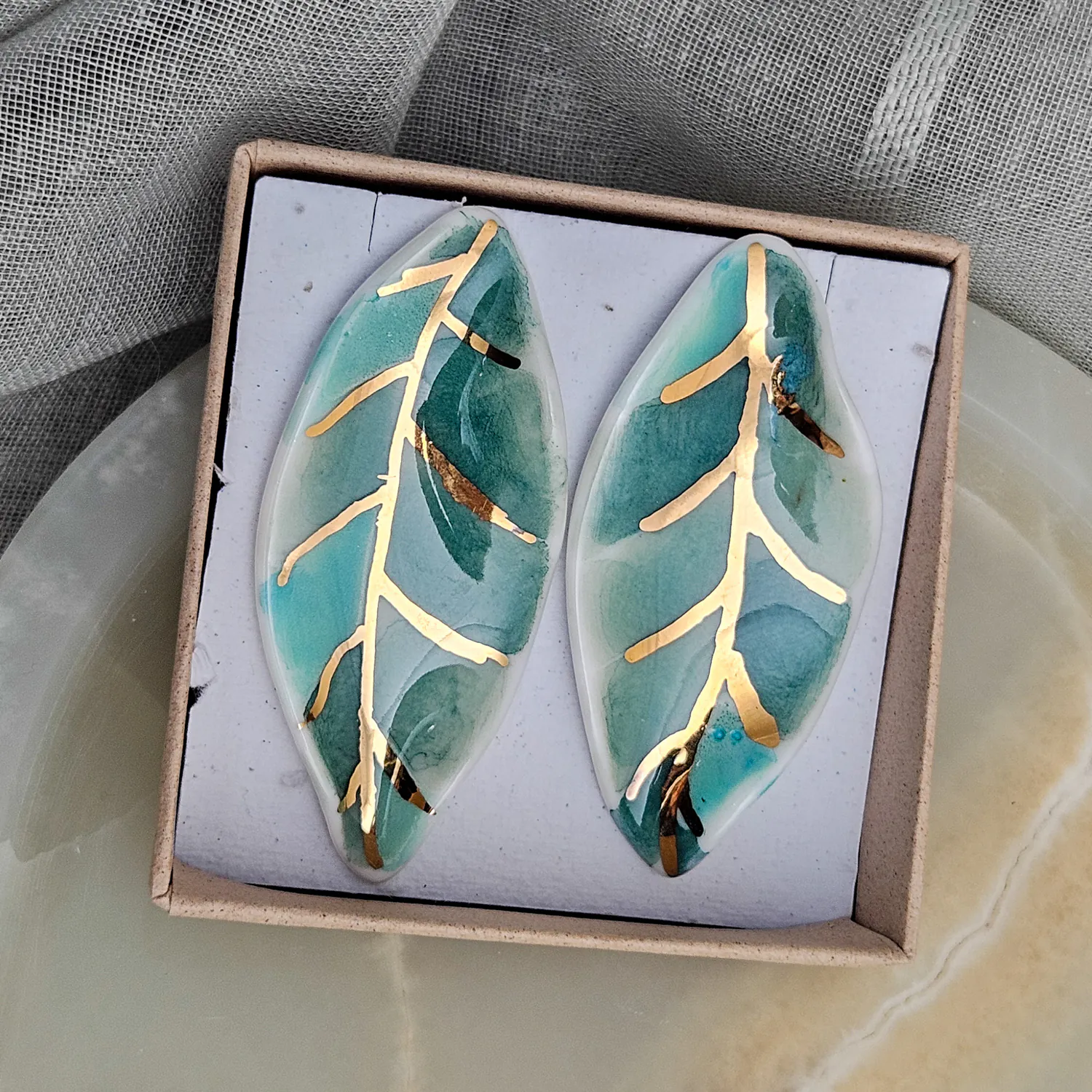 Porcelain stick-earrings - green leaf with gold - Image 5