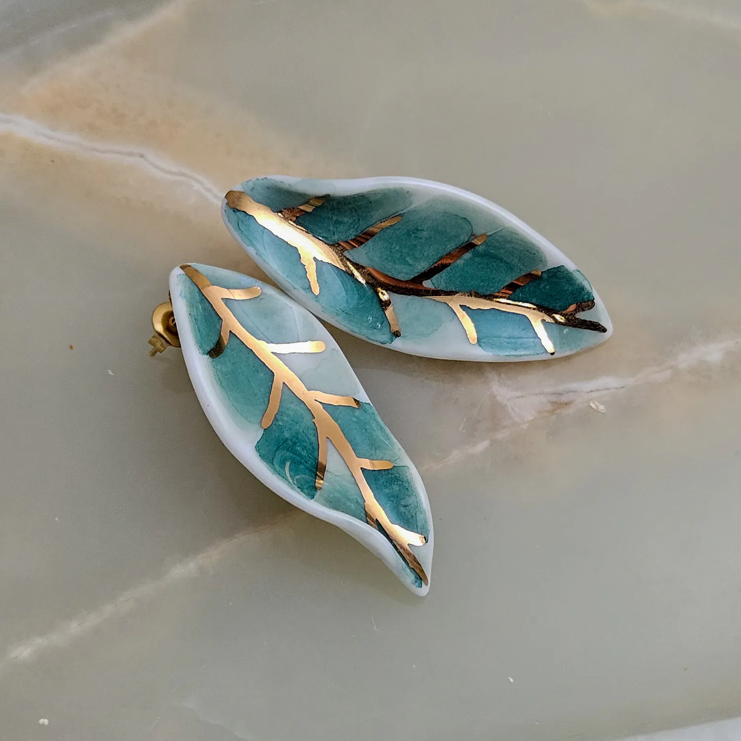 Porcelain stick-earrings - green leaf with gold - Image 2