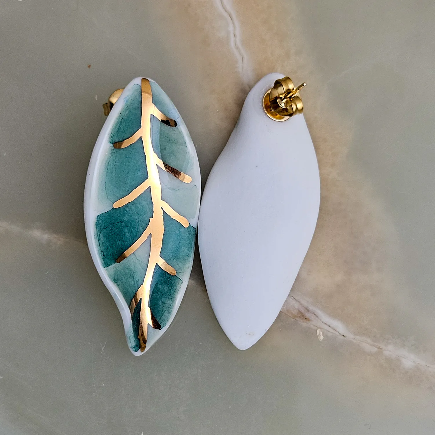 Porcelain stick-earrings - green leaf with gold - Image 3