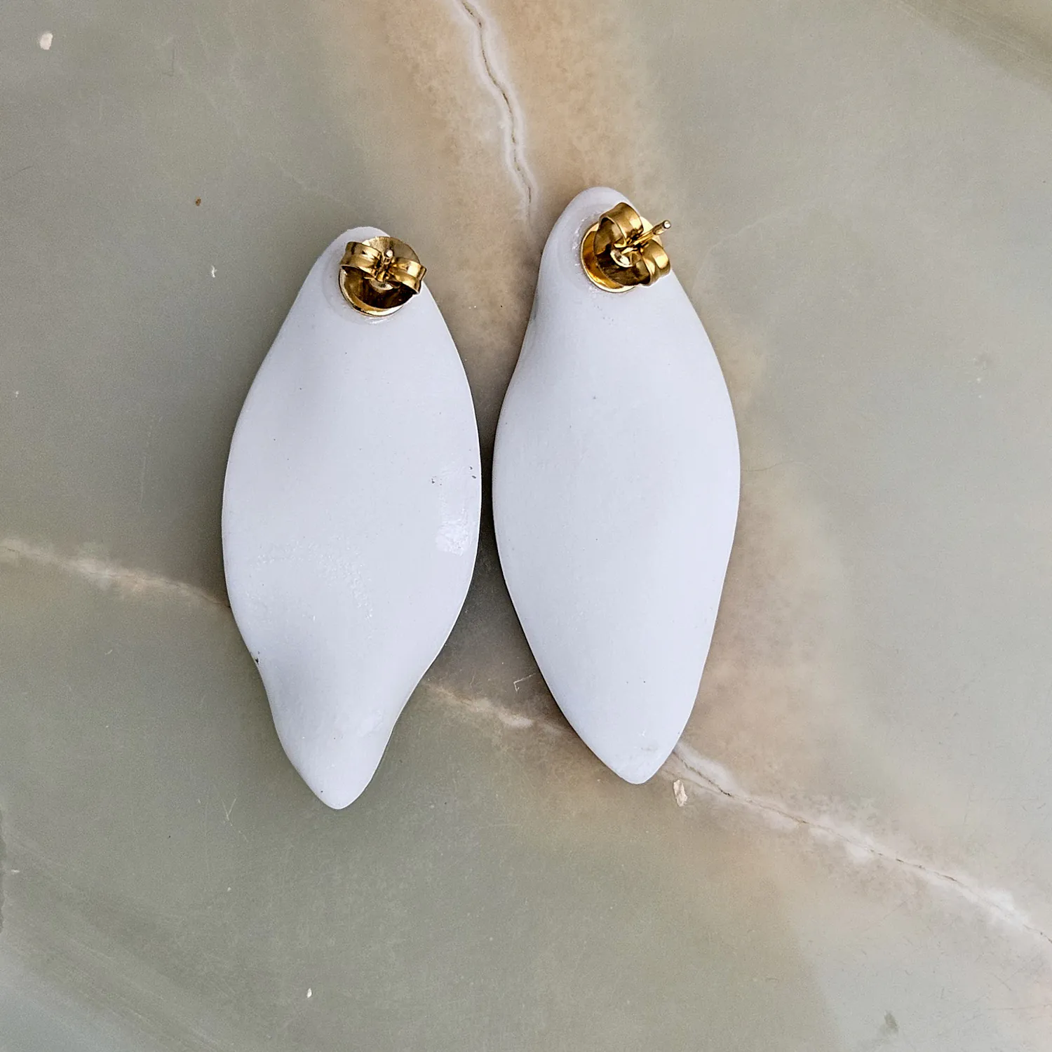 Porcelain stick-earrings - green leaf with gold - Image 4